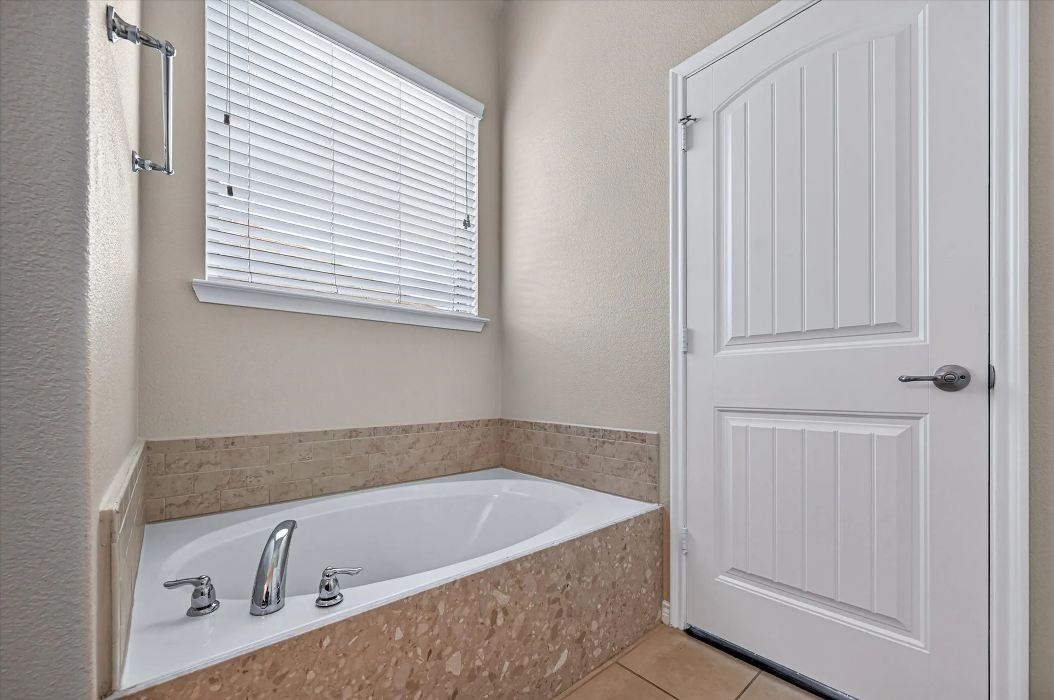 Single Family Residence For Sale in Rockwall County , 1403 Dhaka Drive, Rockwall, Texas 75087, 4 Bedroom, 2 Bathroom, 2 Garage spaces, 2,555 Sqft, built in 2014, mls#21317800, Real Estate Agent in Rockwall, Homes For Sale in Rockwall county, Homes For Sale in Rockwall, Realtor in Rockwall Texas, Real Estate Brokerage Independent Realty Texas, Luminita Cordes Realtor