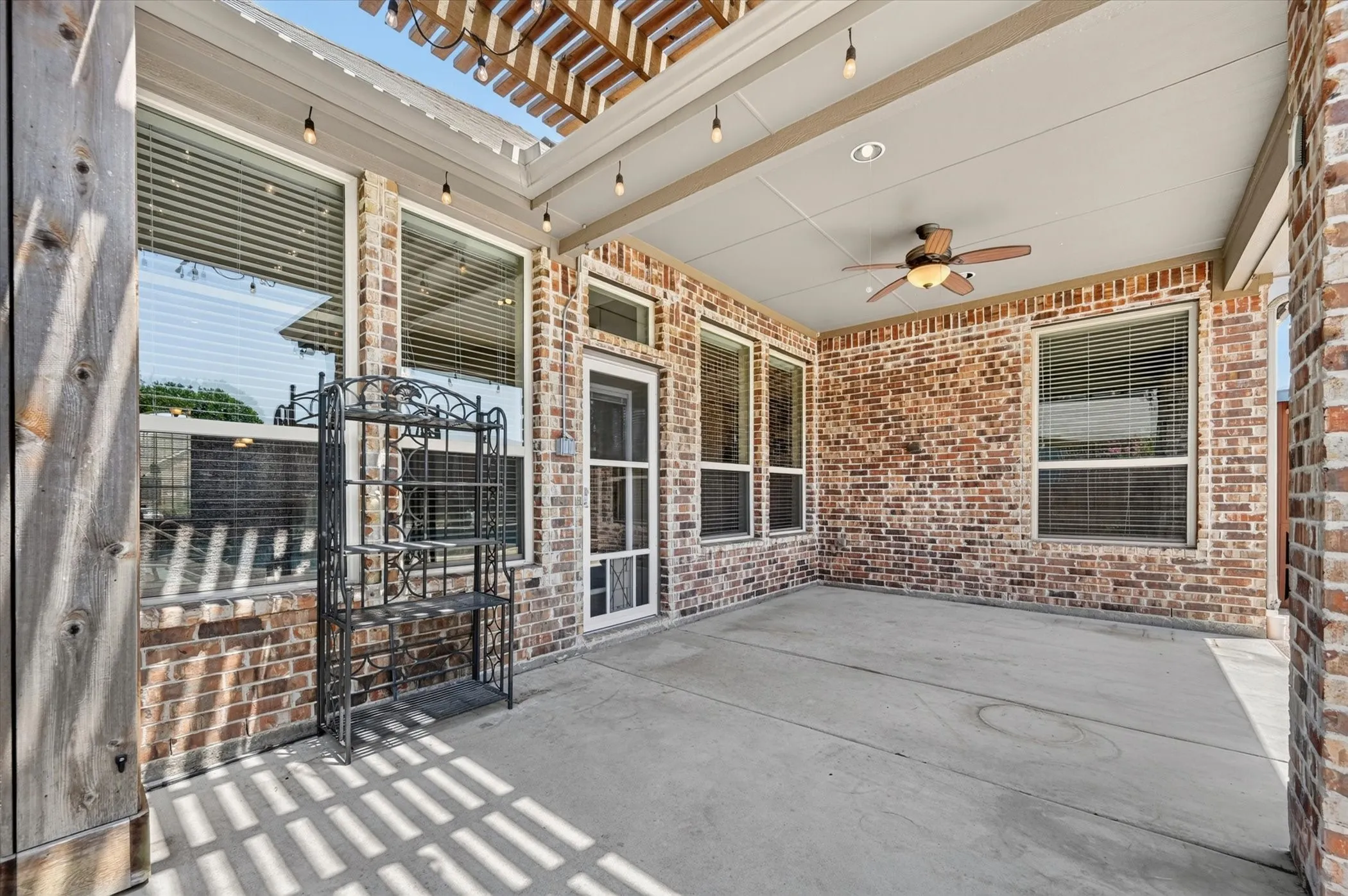 Single Family Residence For Sale in Rockwall County , 1403 Dhaka Drive, Rockwall, Texas 75087, 4 Bedroom, 2 Bathroom, 2 Garage spaces, 2,555 Sqft, built in 2014, mls#21317800, Real Estate Agent in Rockwall, Homes For Sale in Rockwall county, Homes For Sale in Rockwall, Realtor in Rockwall Texas, Real Estate Brokerage Independent Realty Texas, Luminita Cordes Realtor