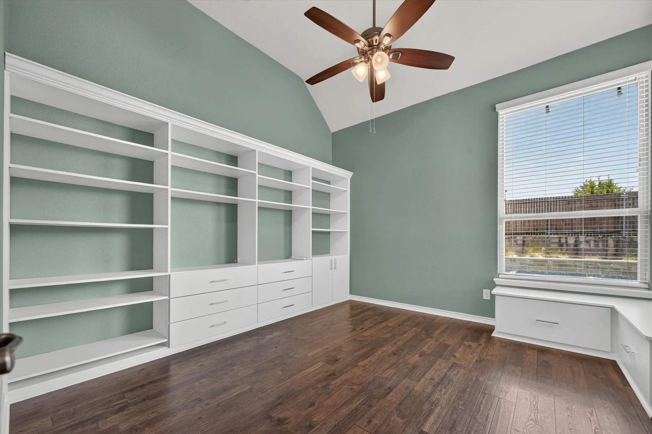 Single Family Residence For Sale in Rockwall County , 1403 Dhaka Drive, Rockwall, Texas 75087, 4 Bedroom, 2 Bathroom, 2 Garage spaces, 2,555 Sqft, built in 2014, mls#21317800, Real Estate Agent in Rockwall, Homes For Sale in Rockwall county, Homes For Sale in Rockwall, Realtor in Rockwall Texas, Real Estate Brokerage Independent Realty Texas, Luminita Cordes Realtor