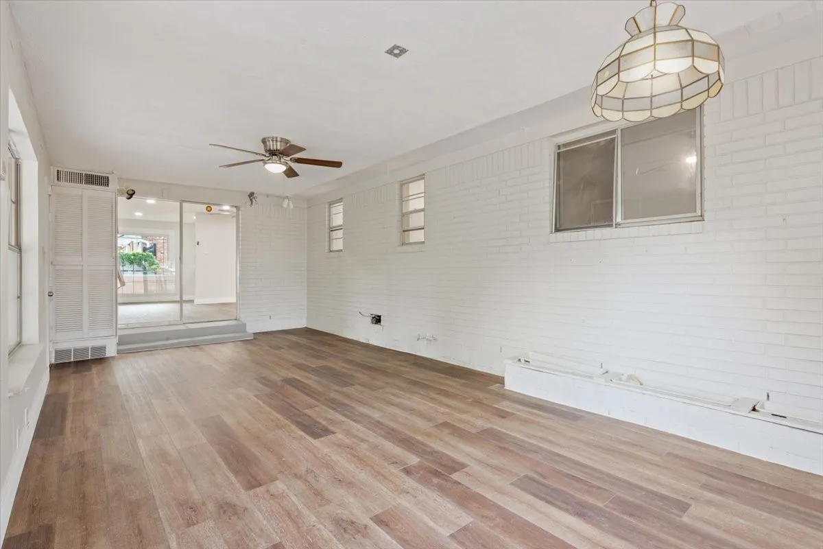 Single Family Residence For Sale in Mc Lennan County , 849 Arlington Drive, Woodway, Texas 76712, 3 Bedroom, 2 Bathroom, 1 Garage spaces, 2,223 Sqft, built in 1966, mls#21318451, Real Estate Agent in Woodway, Homes For Sale in Mc Lennan county, Homes For Sale in Woodway, Realtor in Woodway Texas, Real Estate Brokerage Independent Realty Texas, Luminita Cordes Realtor