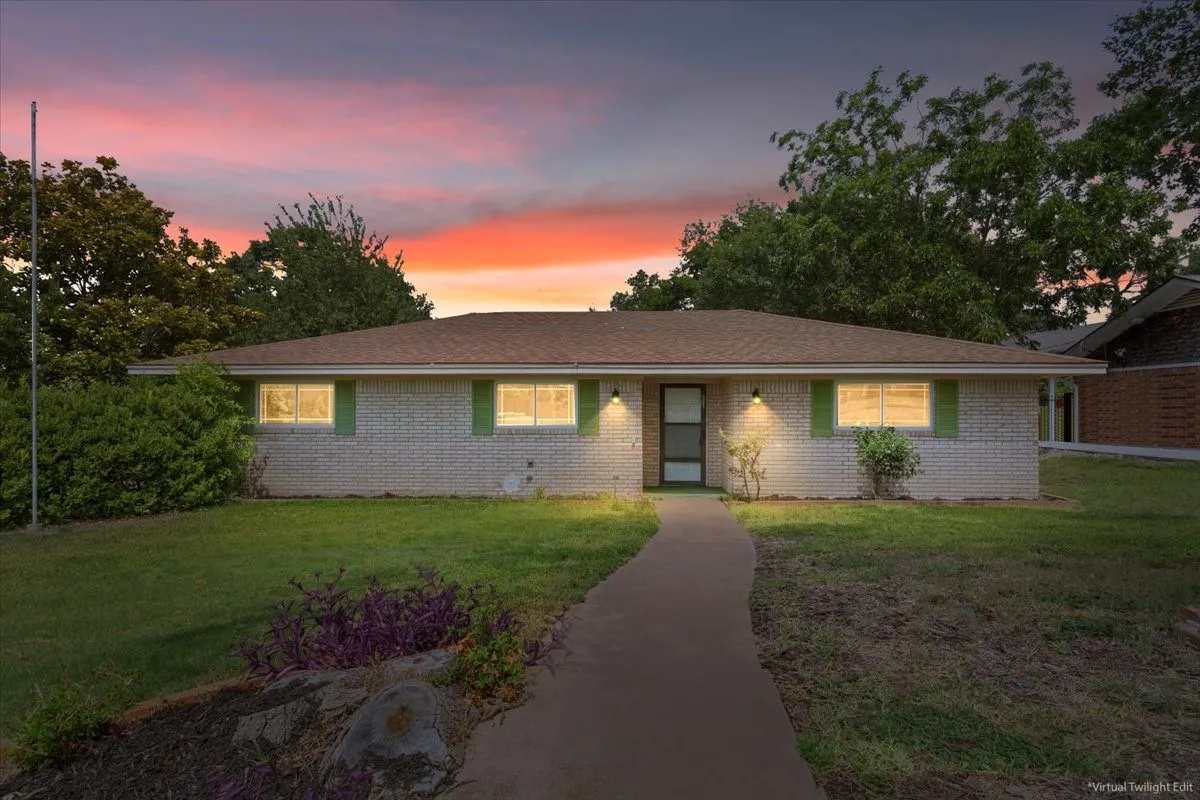 Single Family Residence For Sale in Mc Lennan County , 849 Arlington Drive, Woodway, Texas 76712, 3 Bedroom, 2 Bathroom, 1 Garage spaces, 2,223 Sqft, built in 1966, mls#21318451, Real Estate Agent in Woodway, Homes For Sale in Mc Lennan county, Homes For Sale in Woodway, Realtor in Woodway Texas, Real Estate Brokerage Independent Realty Texas, Luminita Cordes Realtor