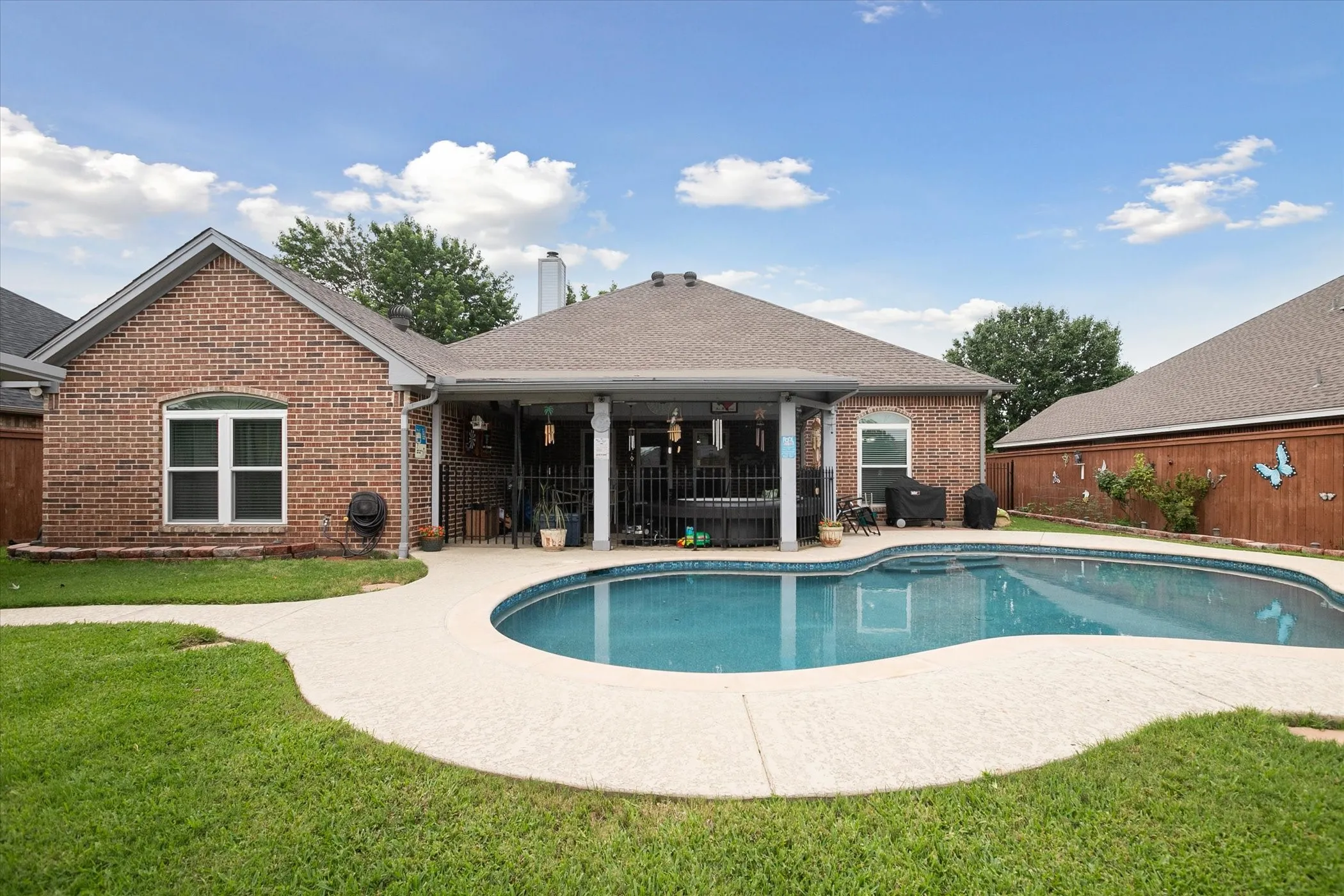 Single Family Residence For Sale in Tarrant County , 568 Willowview Drive, Saginaw, Texas 76179, 3 Bedroom, 2 Bathroom, 2 Garage spaces, 2,335 Sqft, built in 2004, mls#21317251, Real Estate Agent in Saginaw, Homes For Sale in Tarrant county, Homes For Sale in Saginaw, Realtor in Saginaw Texas, Real Estate Brokerage Independent Realty Texas, Luminita Cordes Realtor