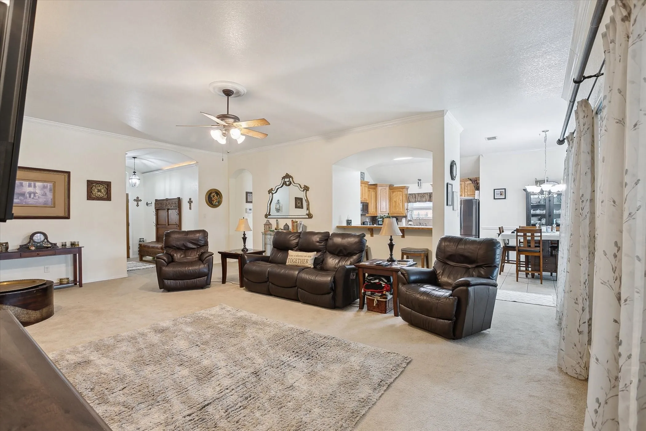 Open living room, kitchen and dining.