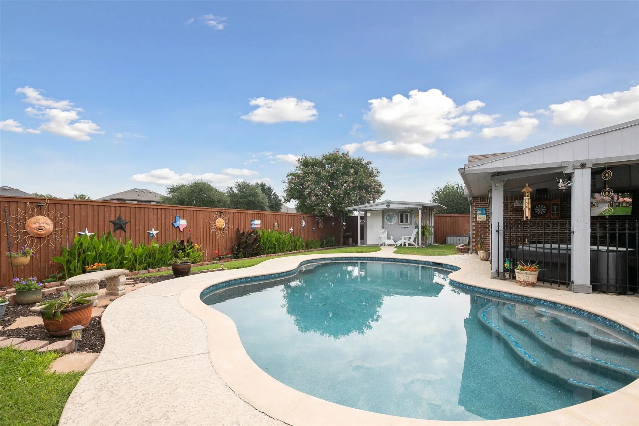 Single Family Residence For Sale in Tarrant County , 568 Willowview Drive, Saginaw, Texas 76179, 3 Bedroom, 2 Bathroom, 2 Garage spaces, 2,335 Sqft, built in 2004, mls#21317251, Real Estate Agent in Saginaw, Homes For Sale in Tarrant county, Homes For Sale in Saginaw, Realtor in Saginaw Texas, Real Estate Brokerage Independent Realty Texas, Luminita Cordes Realtor