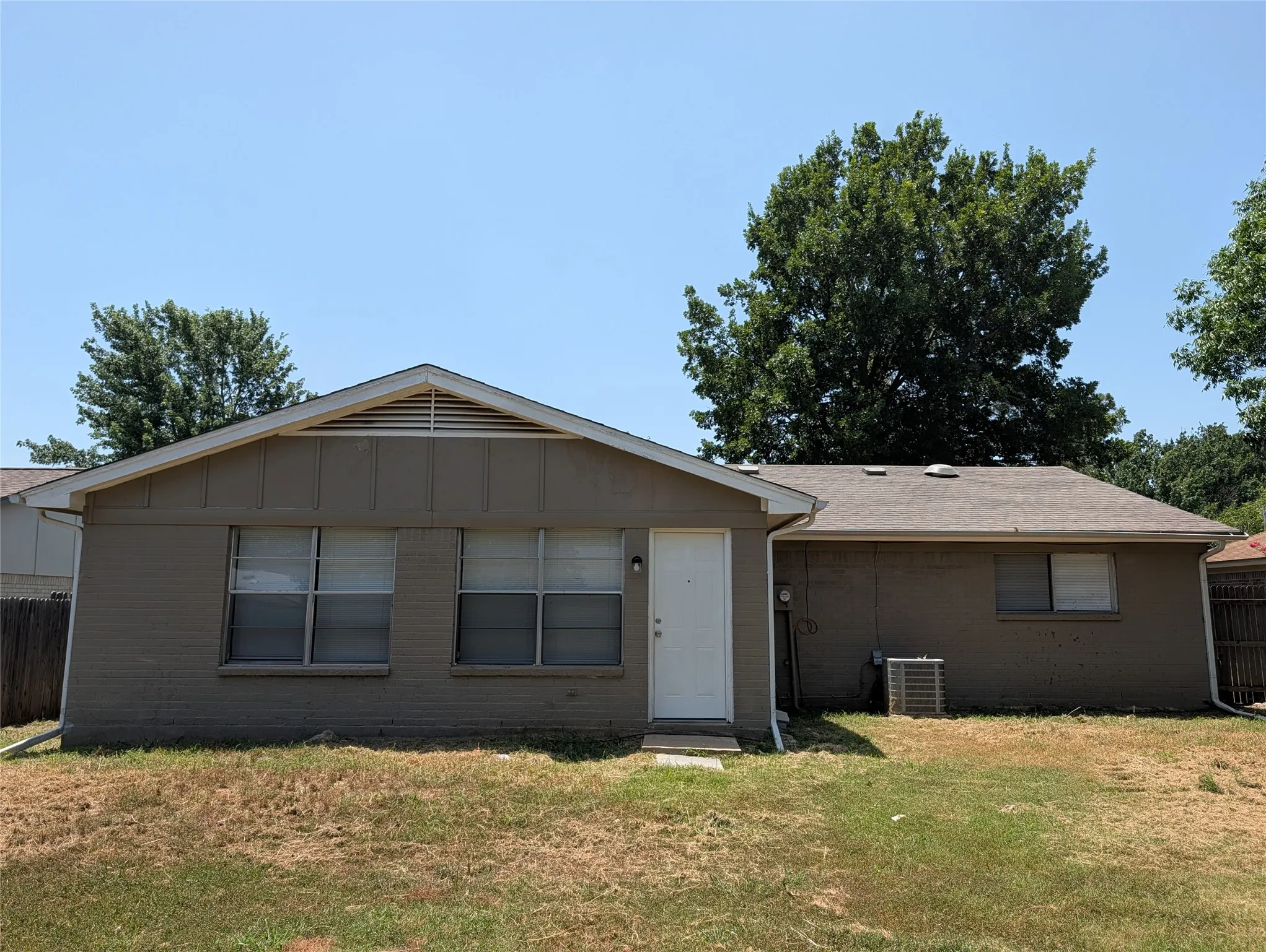 Single Family Residence For Rent in Tarrant County , 1116 Cindy Street, Crowley, Texas 76036, 3 Bedroom, 2 Bathroom, 2 Garage spaces, 1,414 Sqft, built in 1976, mls#21318474, Real Estate Agent in Crowley, Homes For Rent in Tarrant county, Homes For Rent in Crowley, Realtor in Crowley Texas, Real Estate Brokerage Independent Realty Texas, Luminita Cordes Realtor