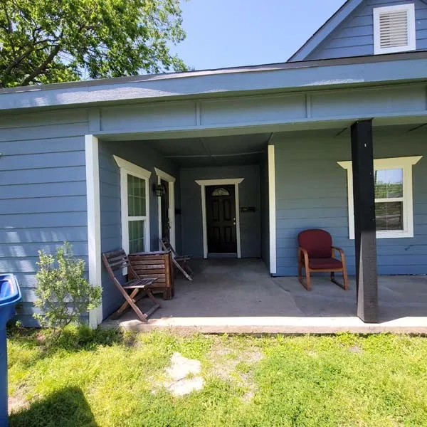 Duplex For Rent in Ellis County , 801 NW Main Street, Ennis, Texas 75119, 1 Bedroom, 1 Bathroom, Garage spaces, 700 Sqft, built in 1920, Price $1,125, mls#21318490, Real Estate Agent in Ennis, Homes For Rent in Ellis county, Homes For Rent in Ennis, Realtor in Ennis Texas, Real Estate Brokerage Independent Realty Texas, Luminita Cordes Realtor