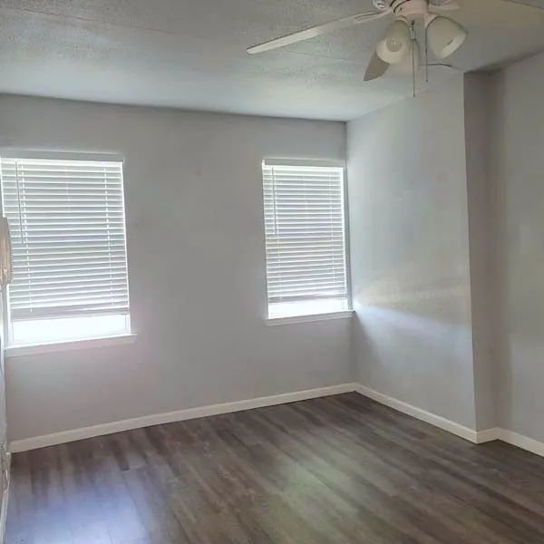 Duplex For Rent in Ellis County , 801 NW Main Street, Ennis, Texas 75119, 1 Bedroom, 1 Bathroom, Garage spaces, 700 Sqft, built in 1920, Price $1,125, mls#21318490, Real Estate Agent in Ennis, Homes For Rent in Ellis county, Homes For Rent in Ennis, Realtor in Ennis Texas, Real Estate Brokerage Independent Realty Texas, Luminita Cordes Realtor