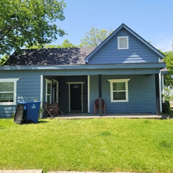 Duplex For Rent in Ellis County , 801 NW Main Street, Ennis, Texas 75119, 1 Bedroom, 1 Bathroom, Garage spaces, 700 Sqft, built in 1920, Price $1,125, mls#21318490, Real Estate Agent in Ennis, Homes For Rent in Ellis county, Homes For Rent in Ennis, Realtor in Ennis Texas, Real Estate Brokerage Independent Realty Texas, Luminita Cordes Realtor
