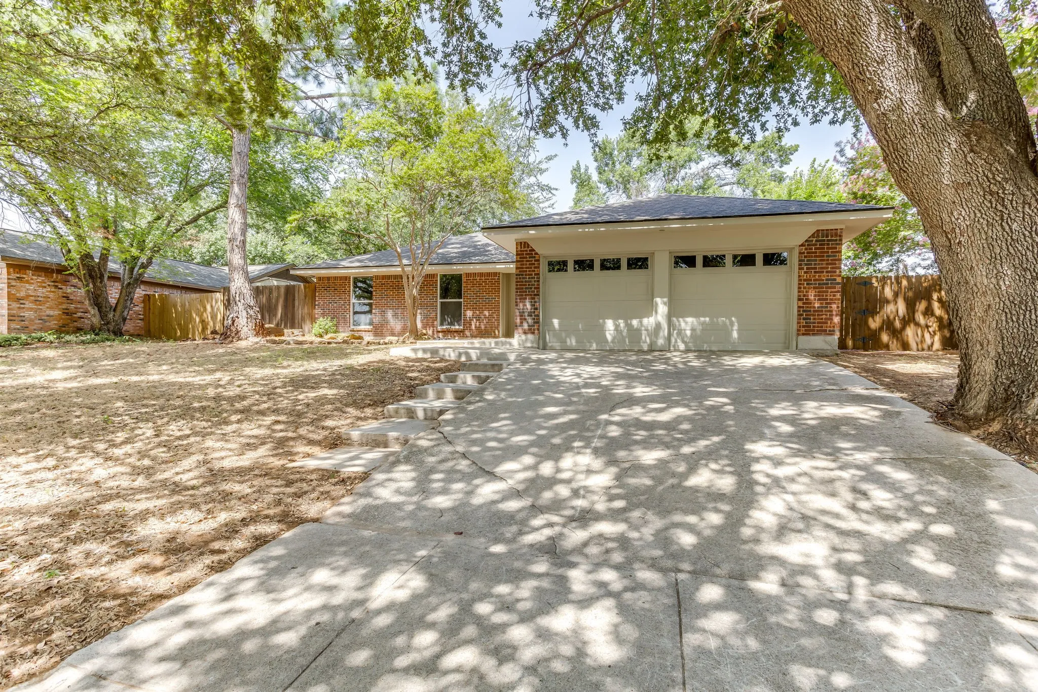 Single Family Residence For Sale in Tarrant County , 2709 Springbrooke Drive, Hurst, Texas 76054, 3 Bedroom, 2 Bathroom, 2 Garage spaces, 1,660 Sqft, built in 1978, mls#21317437, Real Estate Agent in Hurst, Homes For Sale in Tarrant county, Homes For Sale in Hurst, Realtor in Hurst Texas, Real Estate Brokerage Independent Realty Texas, Luminita Cordes Realtor