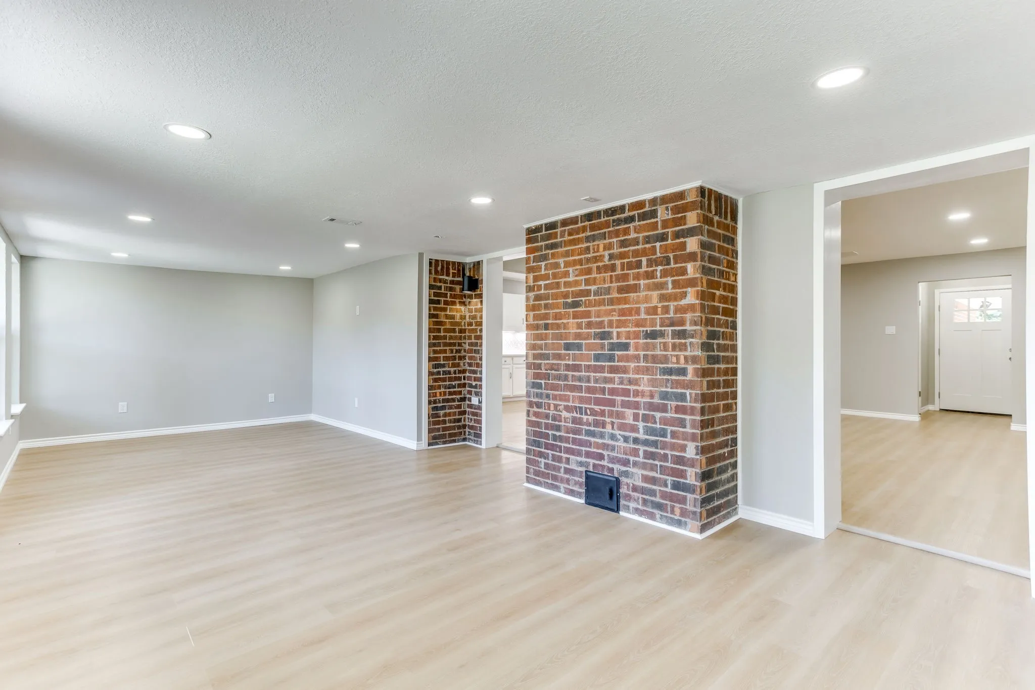 Single Family Residence For Sale in Tarrant County , 2709 Springbrooke Drive, Hurst, Texas 76054, 3 Bedroom, 2 Bathroom, 2 Garage spaces, 1,660 Sqft, built in 1978, mls#21317437, Real Estate Agent in Hurst, Homes For Sale in Tarrant county, Homes For Sale in Hurst, Realtor in Hurst Texas, Real Estate Brokerage Independent Realty Texas, Luminita Cordes Realtor