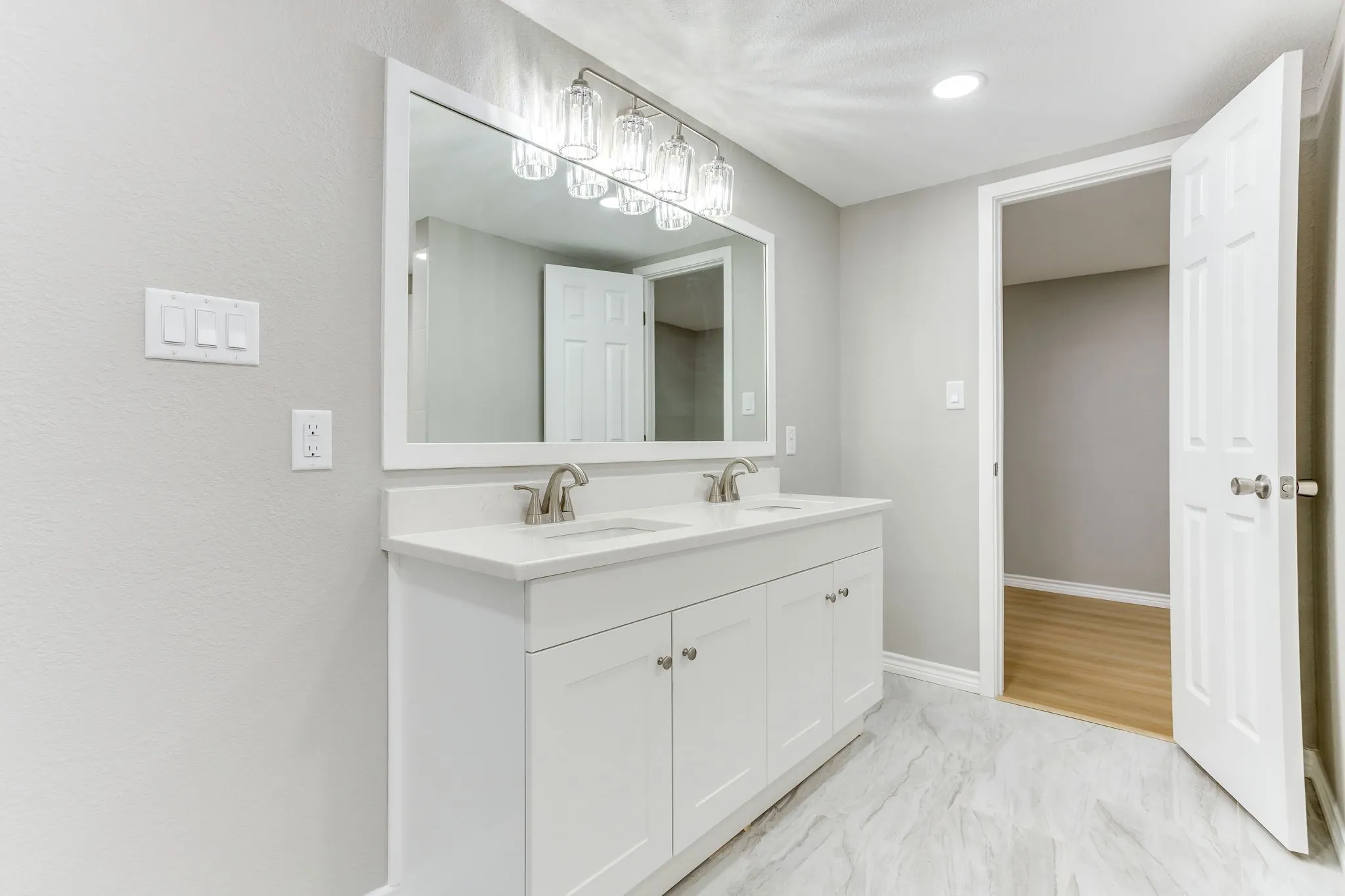 Single Family Residence For Sale in Tarrant County , 2709 Springbrooke Drive, Hurst, Texas 76054, 3 Bedroom, 2 Bathroom, 2 Garage spaces, 1,660 Sqft, built in 1978, mls#21317437, Real Estate Agent in Hurst, Homes For Sale in Tarrant county, Homes For Sale in Hurst, Realtor in Hurst Texas, Real Estate Brokerage Independent Realty Texas, Luminita Cordes Realtor