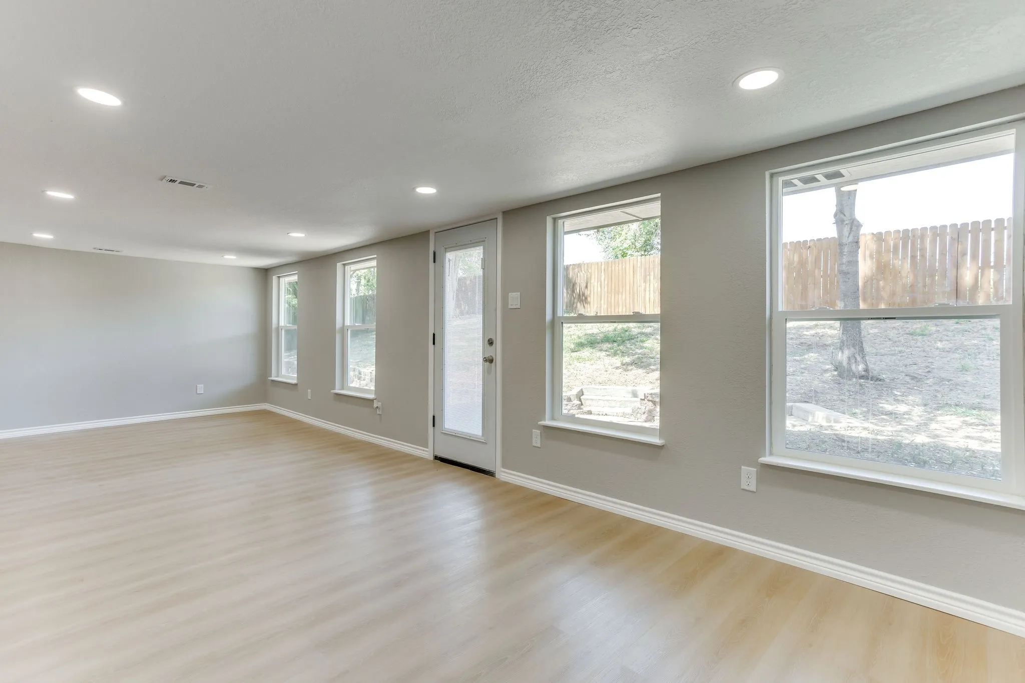 Single Family Residence For Sale in Tarrant County , 2709 Springbrooke Drive, Hurst, Texas 76054, 3 Bedroom, 2 Bathroom, 2 Garage spaces, 1,660 Sqft, built in 1978, mls#21317437, Real Estate Agent in Hurst, Homes For Sale in Tarrant county, Homes For Sale in Hurst, Realtor in Hurst Texas, Real Estate Brokerage Independent Realty Texas, Luminita Cordes Realtor