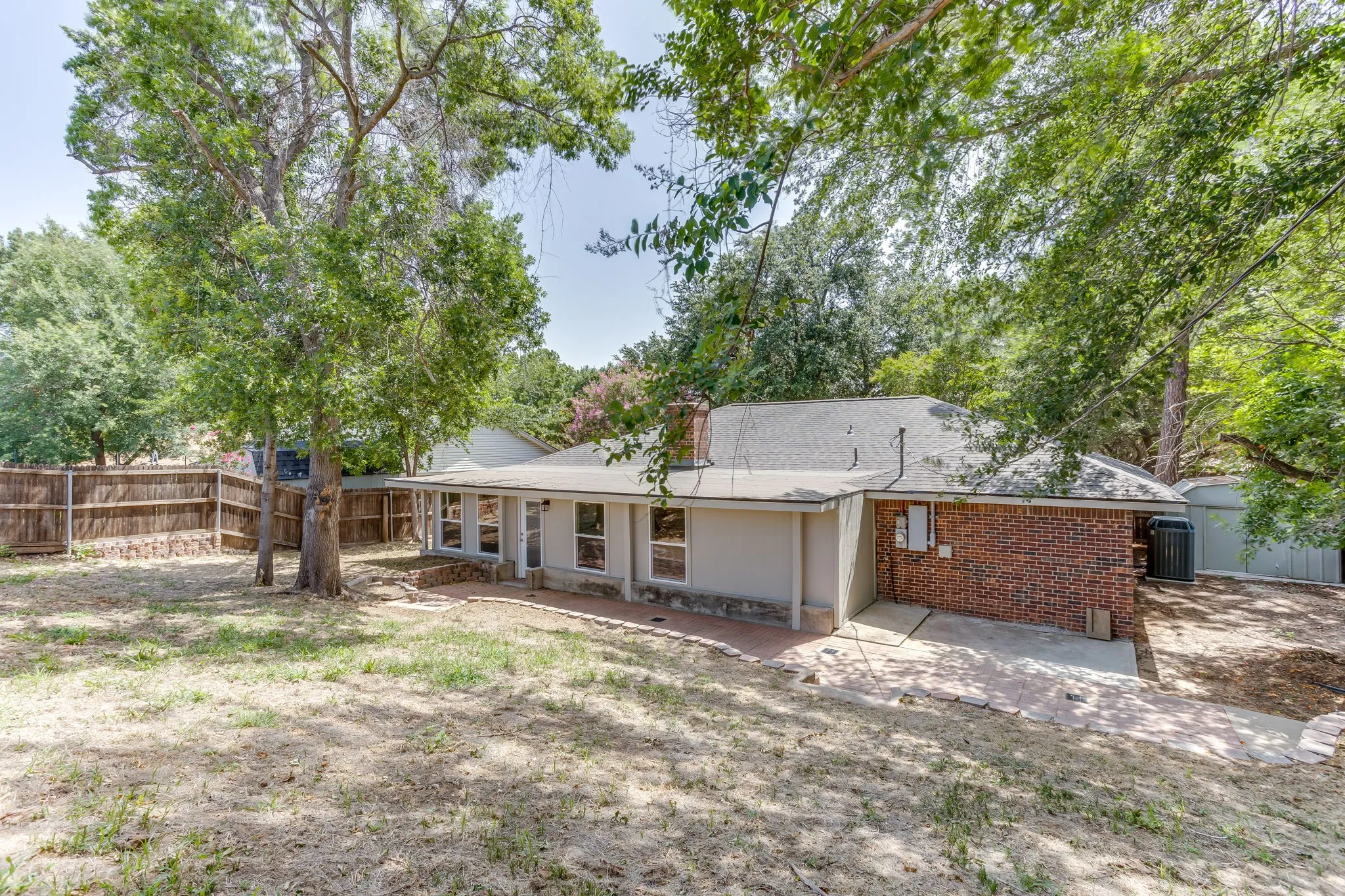 Single Family Residence For Sale in Tarrant County , 2709 Springbrooke Drive, Hurst, Texas 76054, 3 Bedroom, 2 Bathroom, 2 Garage spaces, 1,660 Sqft, built in 1978, mls#21317437, Real Estate Agent in Hurst, Homes For Sale in Tarrant county, Homes For Sale in Hurst, Realtor in Hurst Texas, Real Estate Brokerage Independent Realty Texas, Luminita Cordes Realtor