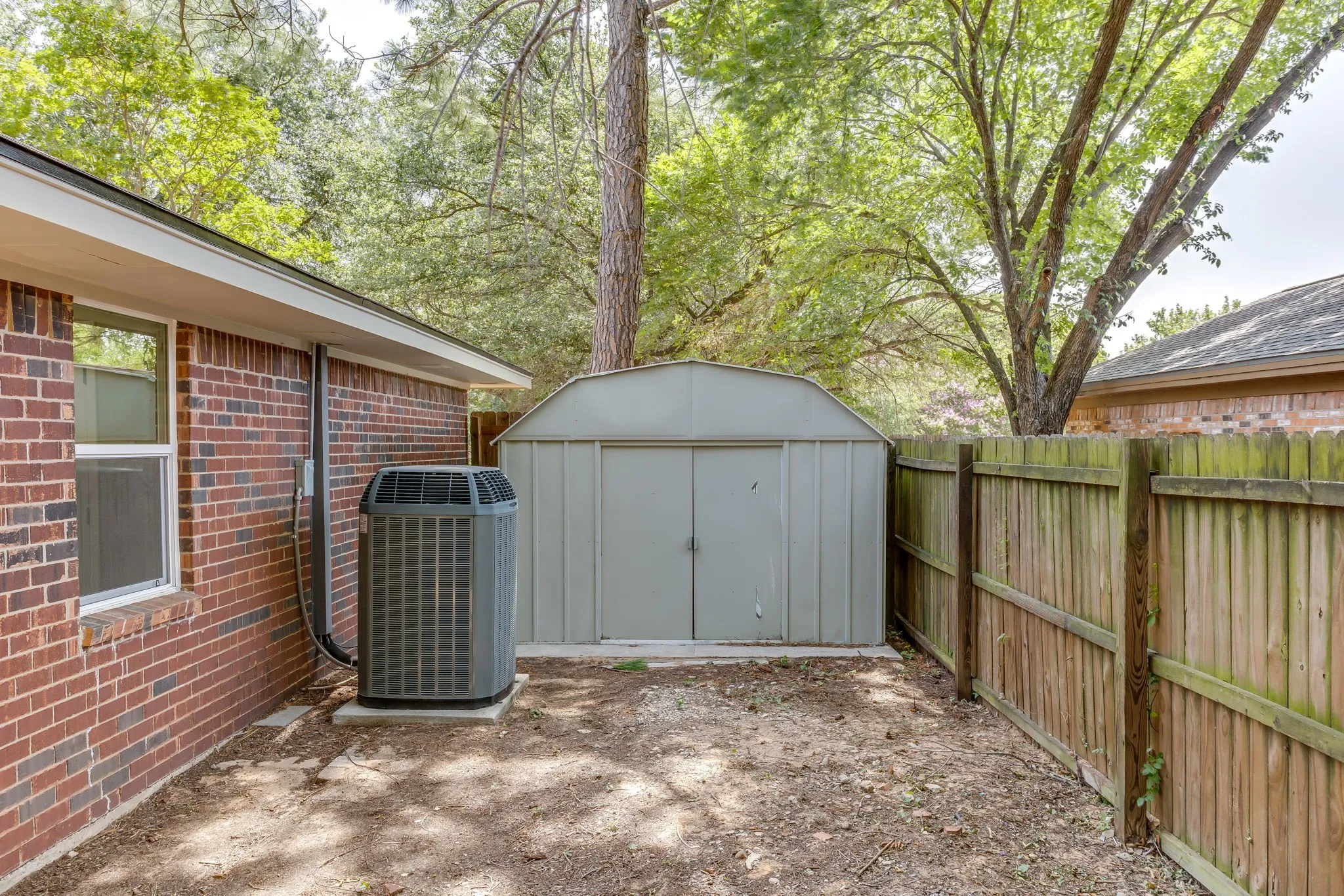 Single Family Residence For Sale in Tarrant County , 2709 Springbrooke Drive, Hurst, Texas 76054, 3 Bedroom, 2 Bathroom, 2 Garage spaces, 1,660 Sqft, built in 1978, mls#21317437, Real Estate Agent in Hurst, Homes For Sale in Tarrant county, Homes For Sale in Hurst, Realtor in Hurst Texas, Real Estate Brokerage Independent Realty Texas, Luminita Cordes Realtor