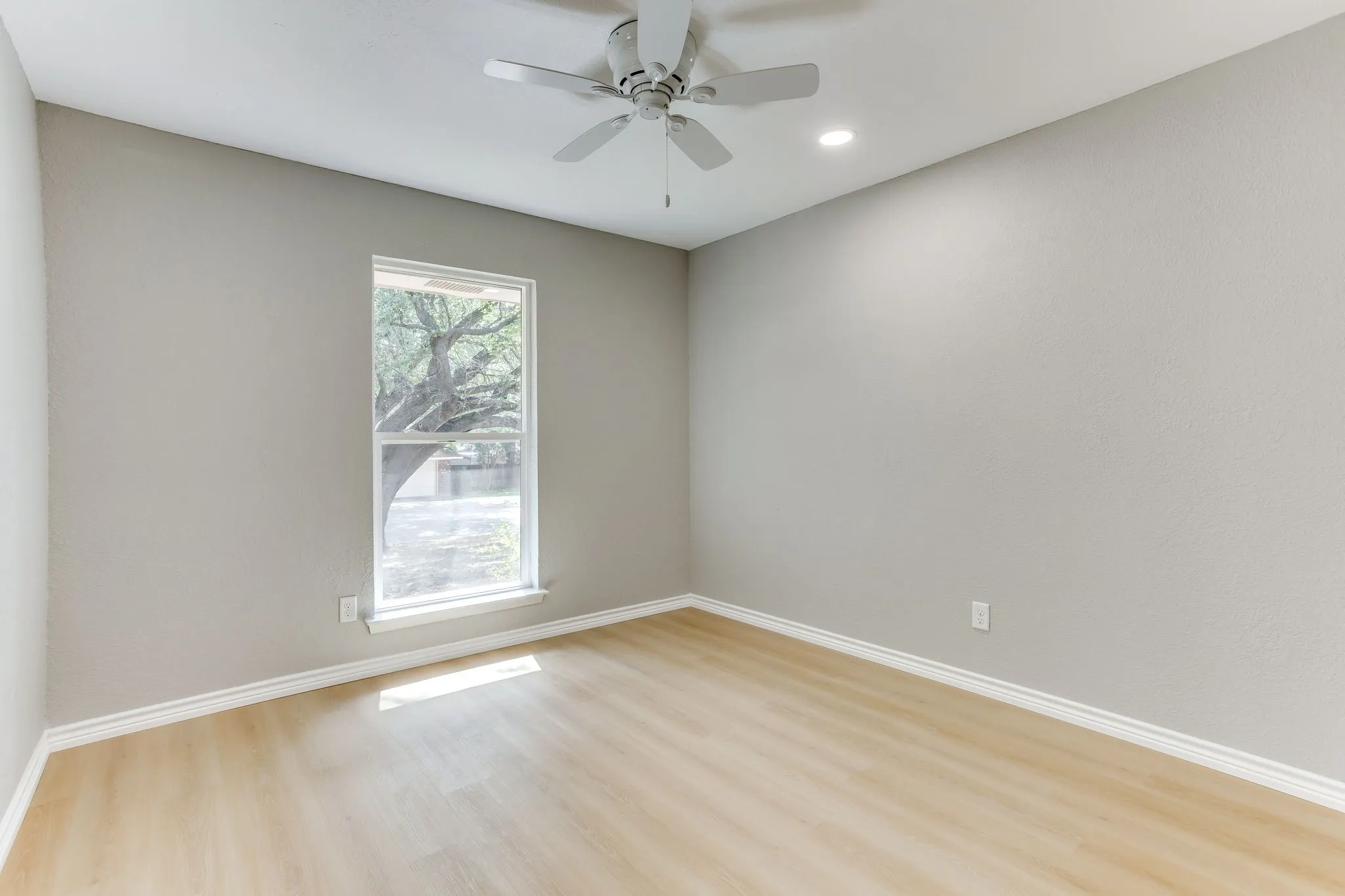 Single Family Residence For Sale in Tarrant County , 2709 Springbrooke Drive, Hurst, Texas 76054, 3 Bedroom, 2 Bathroom, 2 Garage spaces, 1,660 Sqft, built in 1978, mls#21317437, Real Estate Agent in Hurst, Homes For Sale in Tarrant county, Homes For Sale in Hurst, Realtor in Hurst Texas, Real Estate Brokerage Independent Realty Texas, Luminita Cordes Realtor