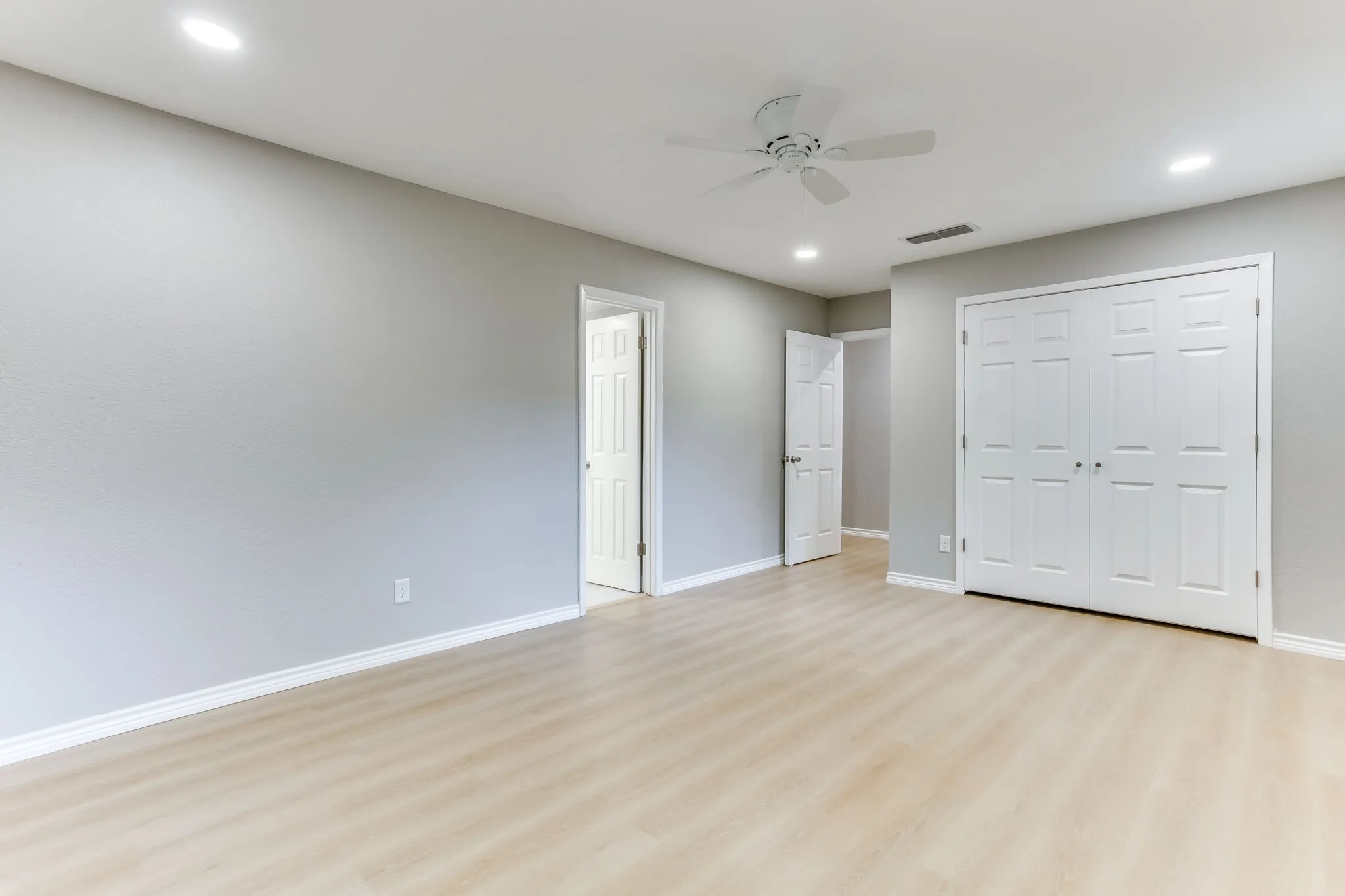 Single Family Residence For Sale in Tarrant County , 2709 Springbrooke Drive, Hurst, Texas 76054, 3 Bedroom, 2 Bathroom, 2 Garage spaces, 1,660 Sqft, built in 1978, mls#21317437, Real Estate Agent in Hurst, Homes For Sale in Tarrant county, Homes For Sale in Hurst, Realtor in Hurst Texas, Real Estate Brokerage Independent Realty Texas, Luminita Cordes Realtor