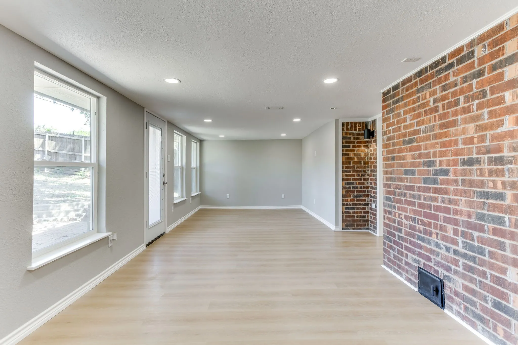 Single Family Residence For Sale in Tarrant County , 2709 Springbrooke Drive, Hurst, Texas 76054, 3 Bedroom, 2 Bathroom, 2 Garage spaces, 1,660 Sqft, built in 1978, mls#21317437, Real Estate Agent in Hurst, Homes For Sale in Tarrant county, Homes For Sale in Hurst, Realtor in Hurst Texas, Real Estate Brokerage Independent Realty Texas, Luminita Cordes Realtor