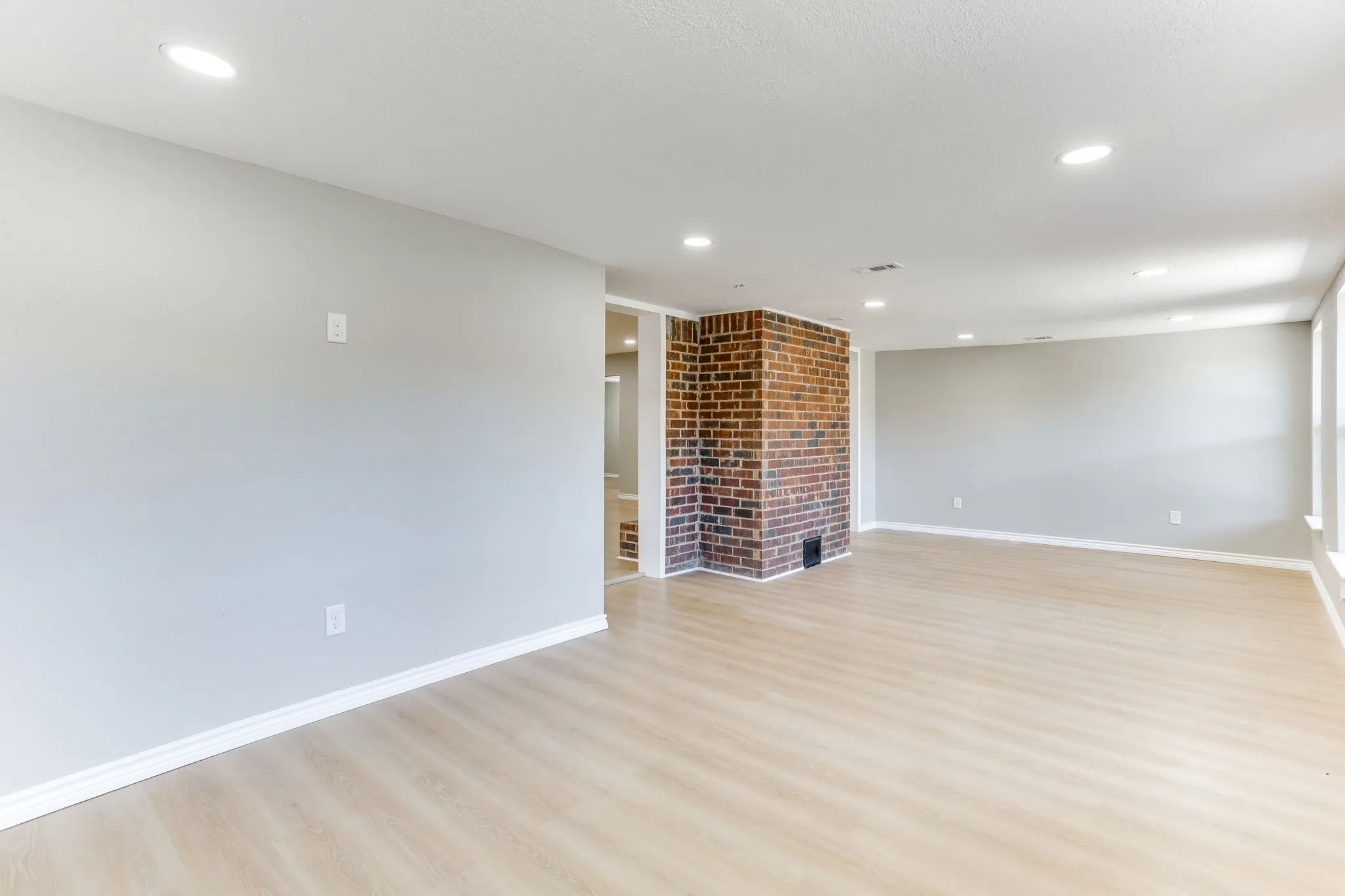 Single Family Residence For Sale in Tarrant County , 2709 Springbrooke Drive, Hurst, Texas 76054, 3 Bedroom, 2 Bathroom, 2 Garage spaces, 1,660 Sqft, built in 1978, mls#21317437, Real Estate Agent in Hurst, Homes For Sale in Tarrant county, Homes For Sale in Hurst, Realtor in Hurst Texas, Real Estate Brokerage Independent Realty Texas, Luminita Cordes Realtor