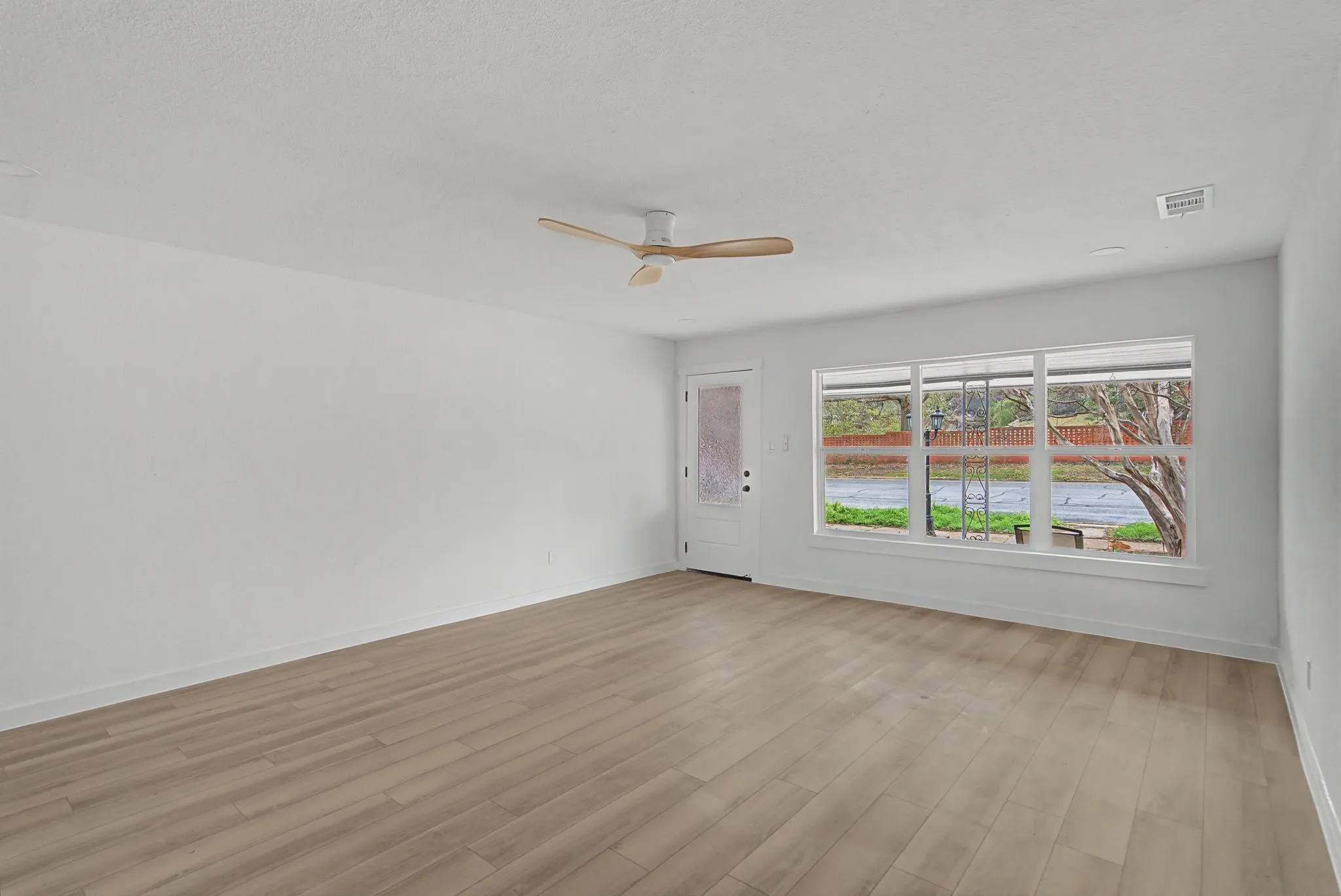 Single Family Residence For Sale in Grayson County , 1411 W Gandy Street, Denison, Texas 75020, 5 Bedroom, 3 Bathroom, Garage spaces, 2,240 Sqft, built in 1940, mls#21318504, Real Estate Agent in Denison, Homes For Sale in Grayson county, Homes For Sale in Denison, Realtor in Denison Texas, Real Estate Brokerage Independent Realty Texas, Luminita Cordes Realtor