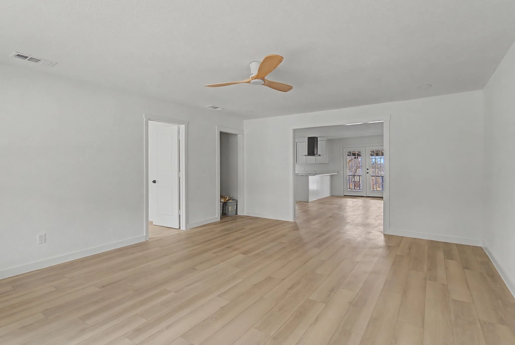 Single Family Residence For Sale in Grayson County , 1411 W Gandy Street, Denison, Texas 75020, 5 Bedroom, 3 Bathroom, Garage spaces, 2,240 Sqft, built in 1940, mls#21318504, Real Estate Agent in Denison, Homes For Sale in Grayson county, Homes For Sale in Denison, Realtor in Denison Texas, Real Estate Brokerage Independent Realty Texas, Luminita Cordes Realtor
