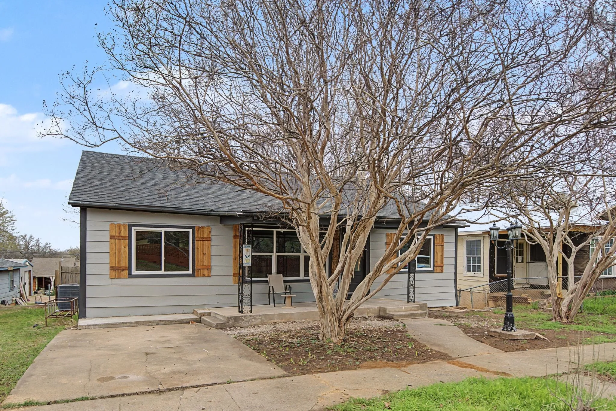 Single Family Residence For Sale in Grayson County , 1411 W Gandy Street, Denison, Texas 75020, 5 Bedroom, 3 Bathroom, Garage spaces, 2,240 Sqft, built in 1940, mls#21318504, Real Estate Agent in Denison, Homes For Sale in Grayson county, Homes For Sale in Denison, Realtor in Denison Texas, Real Estate Brokerage Independent Realty Texas, Luminita Cordes Realtor