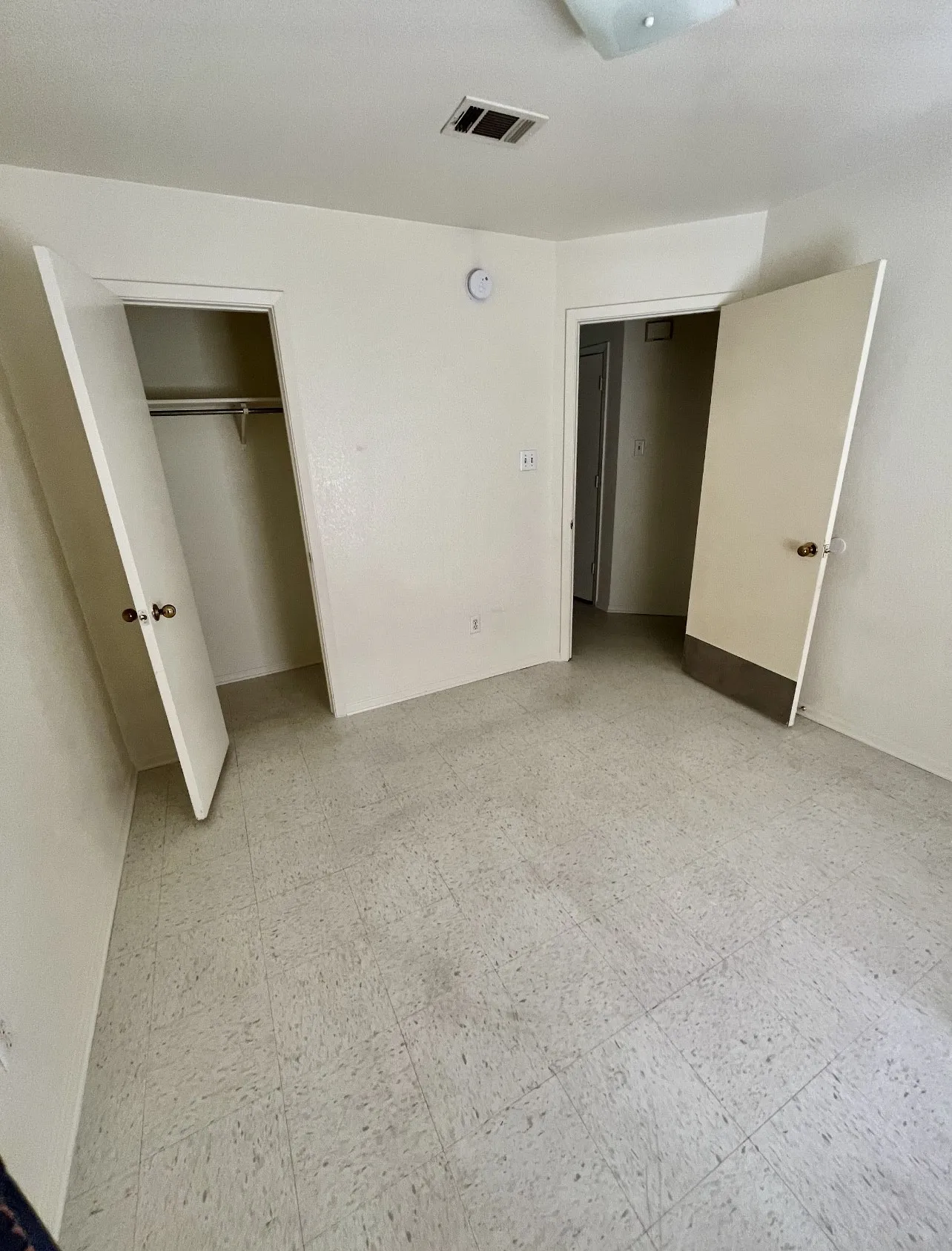 Unfurnished bedroom featuring light flooring and a​​‌​​​​‌​​‌‌​‌‌​​​‌‌​‌​‌​‌​​​‌​​ closet