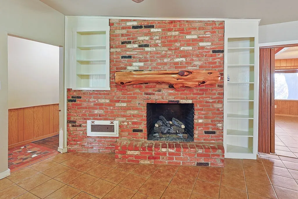 Single Family Residence For Sale in Taylor County , 3102 Ivanhoe Lane, Abilene, Texas 79605, 3 Bedroom, 2 Bathroom, 2 Garage spaces, 2,373 Sqft, built in 1965, mls#21309386, Real Estate Agent in Abilene, Homes For Sale in Taylor county, Homes For Sale in Abilene, Realtor in Abilene Texas, Real Estate Brokerage Independent Realty Texas, Luminita Cordes Realtor
