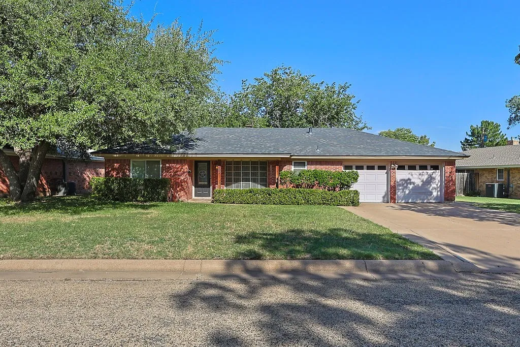 Single Family Residence For Sale in Taylor County , 3102 Ivanhoe Lane, Abilene, Texas 79605, 3 Bedroom, 2 Bathroom, 2 Garage spaces, 2,373 Sqft, built in 1965, mls#21309386, Real Estate Agent in Abilene, Homes For Sale in Taylor county, Homes For Sale in Abilene, Realtor in Abilene Texas, Real Estate Brokerage Independent Realty Texas, Luminita Cordes Realtor