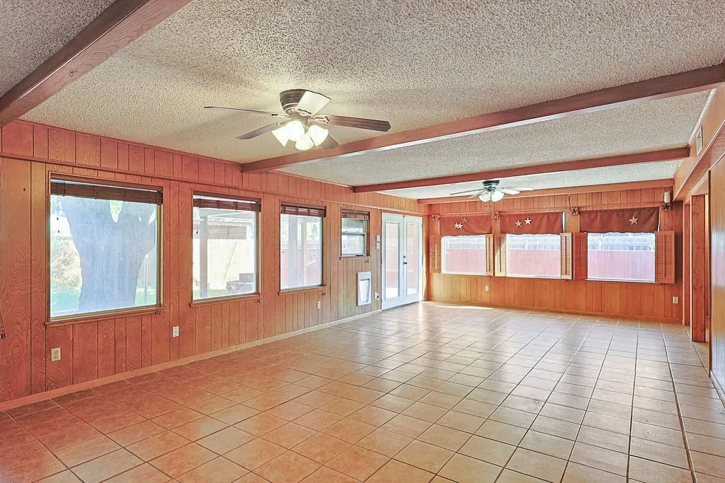 Single Family Residence For Sale in Taylor County , 3102 Ivanhoe Lane, Abilene, Texas 79605, 3 Bedroom, 2 Bathroom, 2 Garage spaces, 2,373 Sqft, built in 1965, mls#21309386, Real Estate Agent in Abilene, Homes For Sale in Taylor county, Homes For Sale in Abilene, Realtor in Abilene Texas, Real Estate Brokerage Independent Realty Texas, Luminita Cordes Realtor