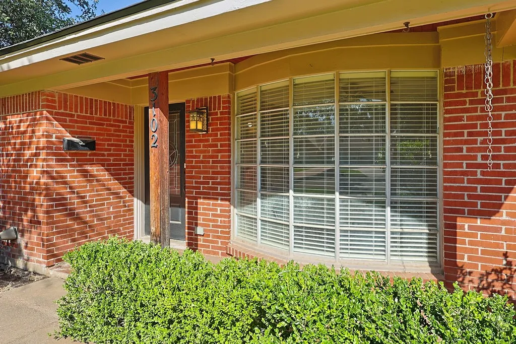 Single Family Residence For Sale in Taylor County , 3102 Ivanhoe Lane, Abilene, Texas 79605, 3 Bedroom, 2 Bathroom, 2 Garage spaces, 2,373 Sqft, built in 1965, mls#21309386, Real Estate Agent in Abilene, Homes For Sale in Taylor county, Homes For Sale in Abilene, Realtor in Abilene Texas, Real Estate Brokerage Independent Realty Texas, Luminita Cordes Realtor