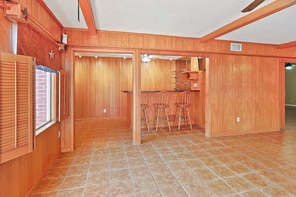 Single Family Residence For Sale in Taylor County , 3102 Ivanhoe Lane, Abilene, Texas 79605, 3 Bedroom, 2 Bathroom, 2 Garage spaces, 2,373 Sqft, built in 1965, mls#21309386, Real Estate Agent in Abilene, Homes For Sale in Taylor county, Homes For Sale in Abilene, Realtor in Abilene Texas, Real Estate Brokerage Independent Realty Texas, Luminita Cordes Realtor