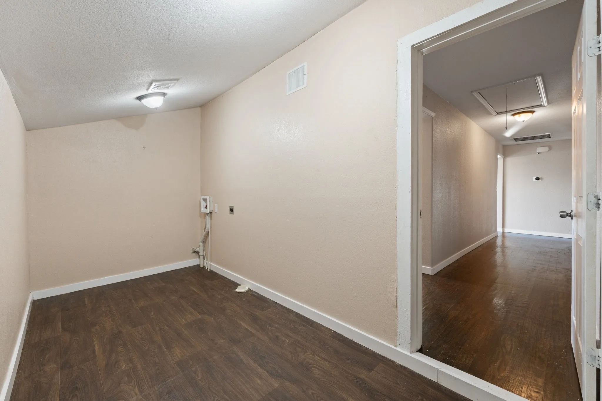 Single Family Residence For Sale in Johnson County , 102 S 4th Street, Grandview, Texas 76050, 2 Bedroom, 2 Bathroom, 1 Garage spaces, 1,424 Sqft, built in 1950, mls#21311441, Real Estate Agent in Grandview, Homes For Sale in Johnson county, Homes For Sale in Grandview, Realtor in Grandview Texas, Real Estate Brokerage Independent Realty Texas, Luminita Cordes Realtor