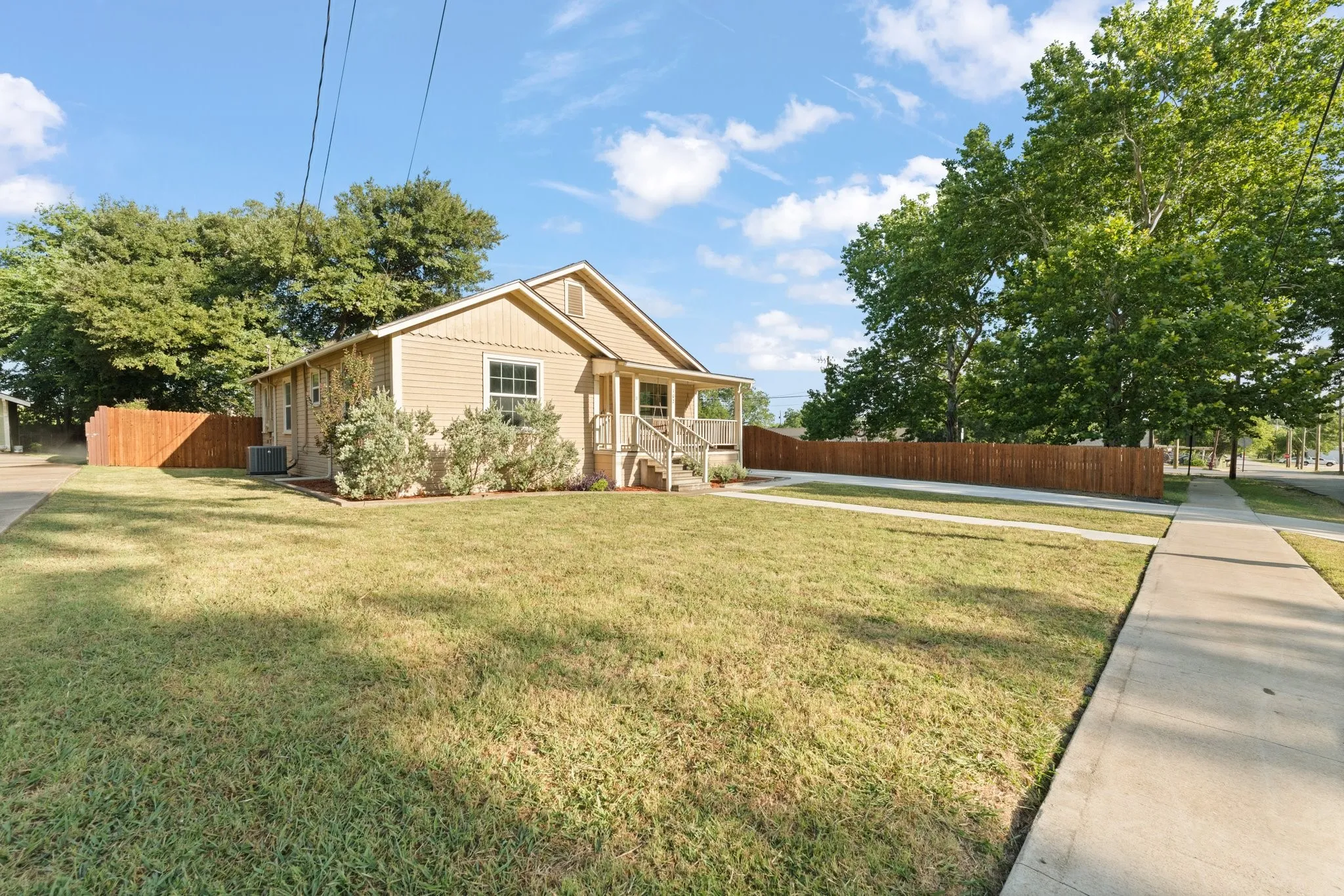 Single Family Residence For Sale in Johnson County , 102 S 4th Street, Grandview, Texas 76050, 2 Bedroom, 2 Bathroom, 1 Garage spaces, 1,424 Sqft, built in 1950, mls#21311441, Real Estate Agent in Grandview, Homes For Sale in Johnson county, Homes For Sale in Grandview, Realtor in Grandview Texas, Real Estate Brokerage Independent Realty Texas, Luminita Cordes Realtor