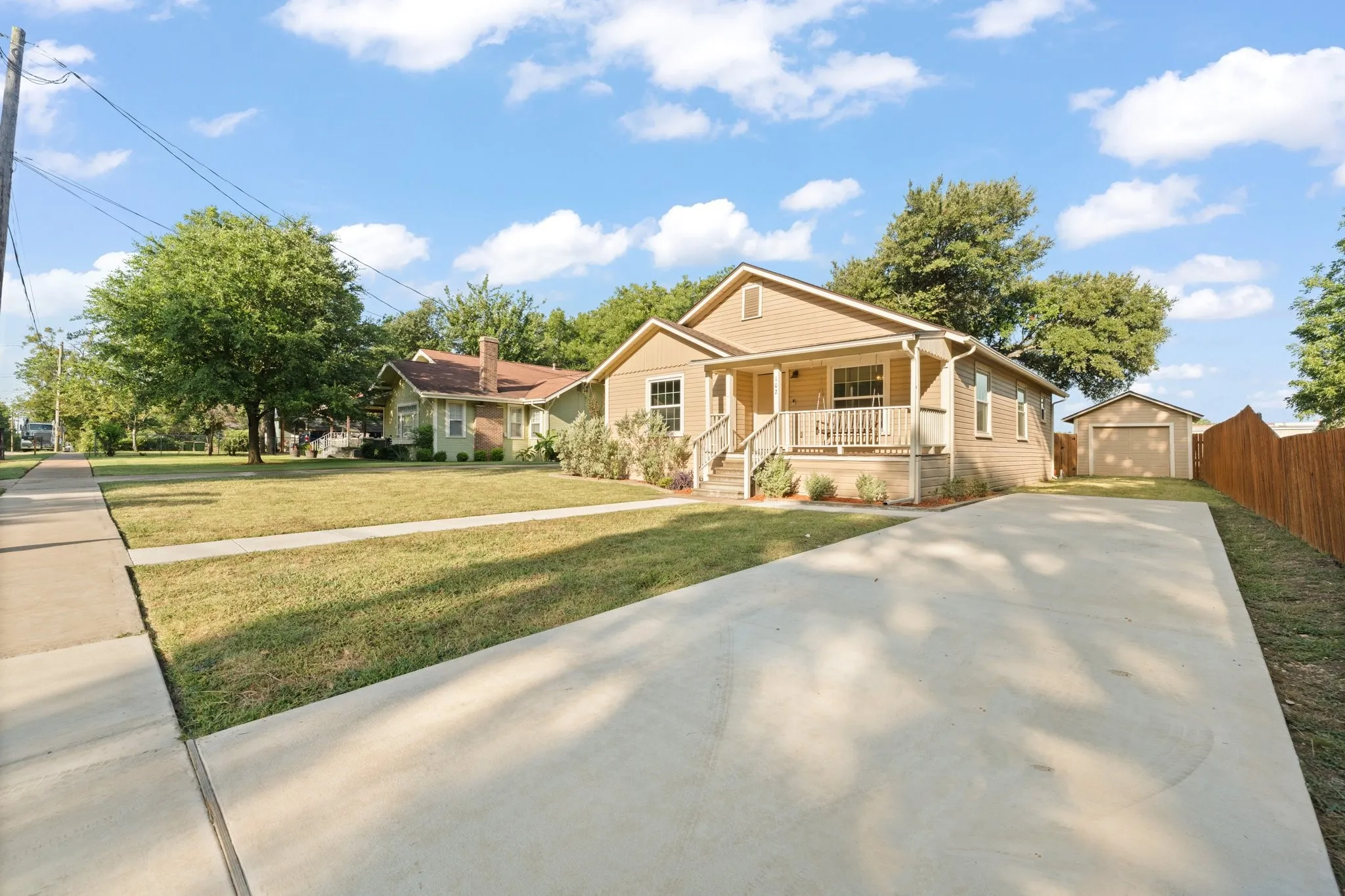 Single Family Residence For Sale in Johnson County , 102 S 4th Street, Grandview, Texas 76050, 2 Bedroom, 2 Bathroom, 1 Garage spaces, 1,424 Sqft, built in 1950, mls#21311441, Real Estate Agent in Grandview, Homes For Sale in Johnson county, Homes For Sale in Grandview, Realtor in Grandview Texas, Real Estate Brokerage Independent Realty Texas, Luminita Cordes Realtor
