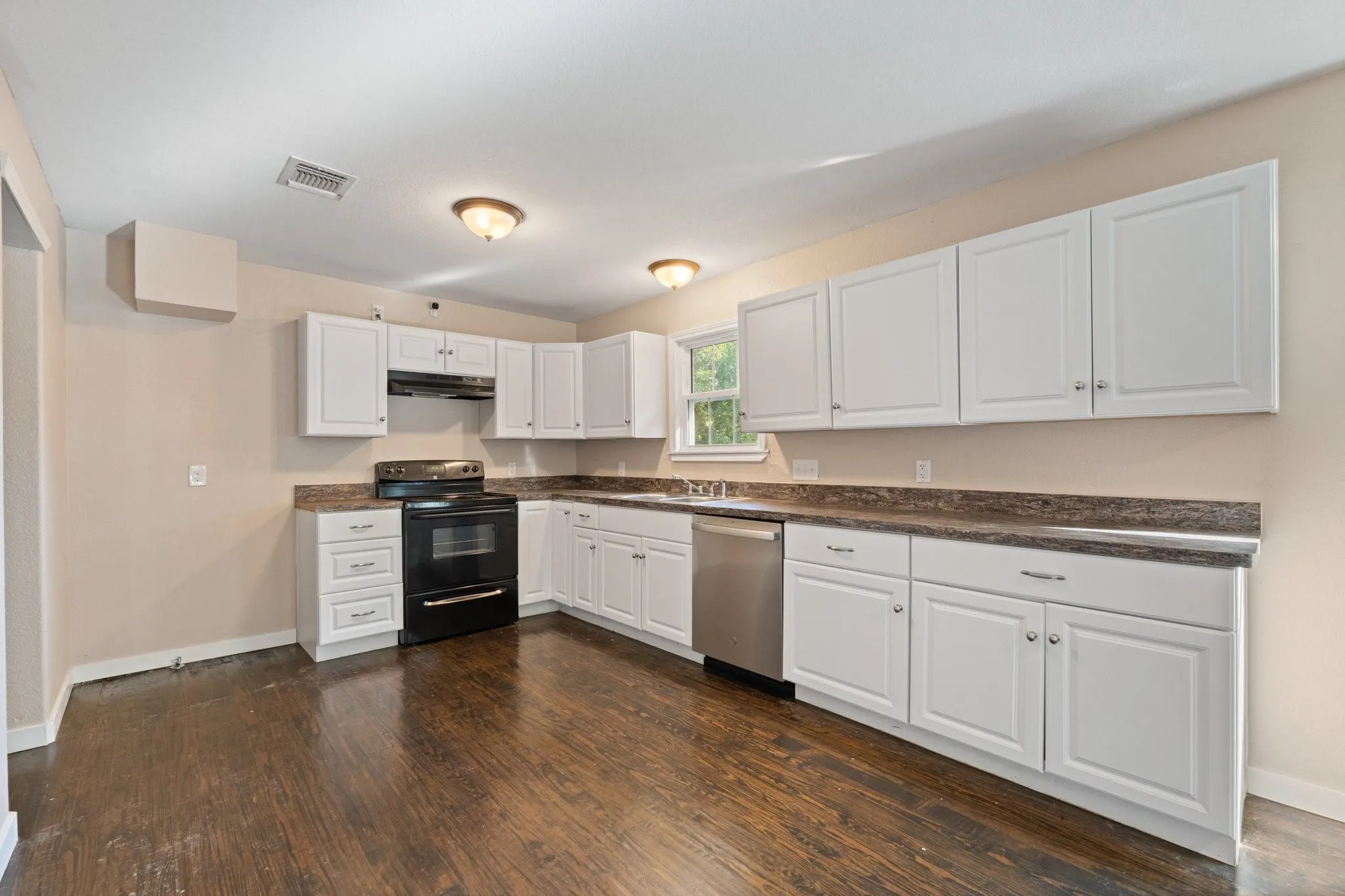 Single Family Residence For Sale in Johnson County , 102 S 4th Street, Grandview, Texas 76050, 2 Bedroom, 2 Bathroom, 1 Garage spaces, 1,424 Sqft, built in 1950, mls#21311441, Real Estate Agent in Grandview, Homes For Sale in Johnson county, Homes For Sale in Grandview, Realtor in Grandview Texas, Real Estate Brokerage Independent Realty Texas, Luminita Cordes Realtor