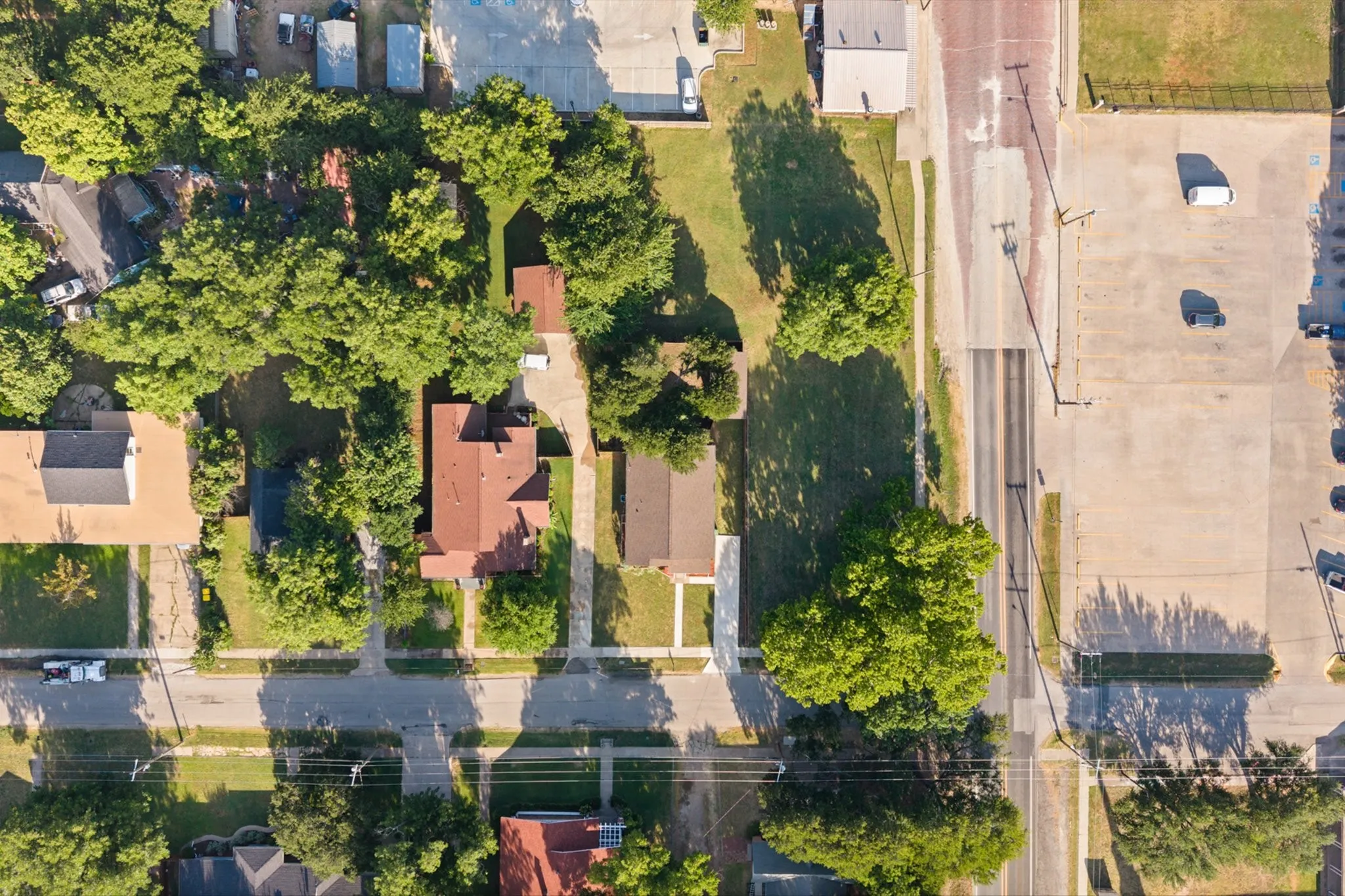 Single Family Residence For Sale in Johnson County , 102 S 4th Street, Grandview, Texas 76050, 2 Bedroom, 2 Bathroom, 1 Garage spaces, 1,424 Sqft, built in 1950, mls#21311441, Real Estate Agent in Grandview, Homes For Sale in Johnson county, Homes For Sale in Grandview, Realtor in Grandview Texas, Real Estate Brokerage Independent Realty Texas, Luminita Cordes Realtor