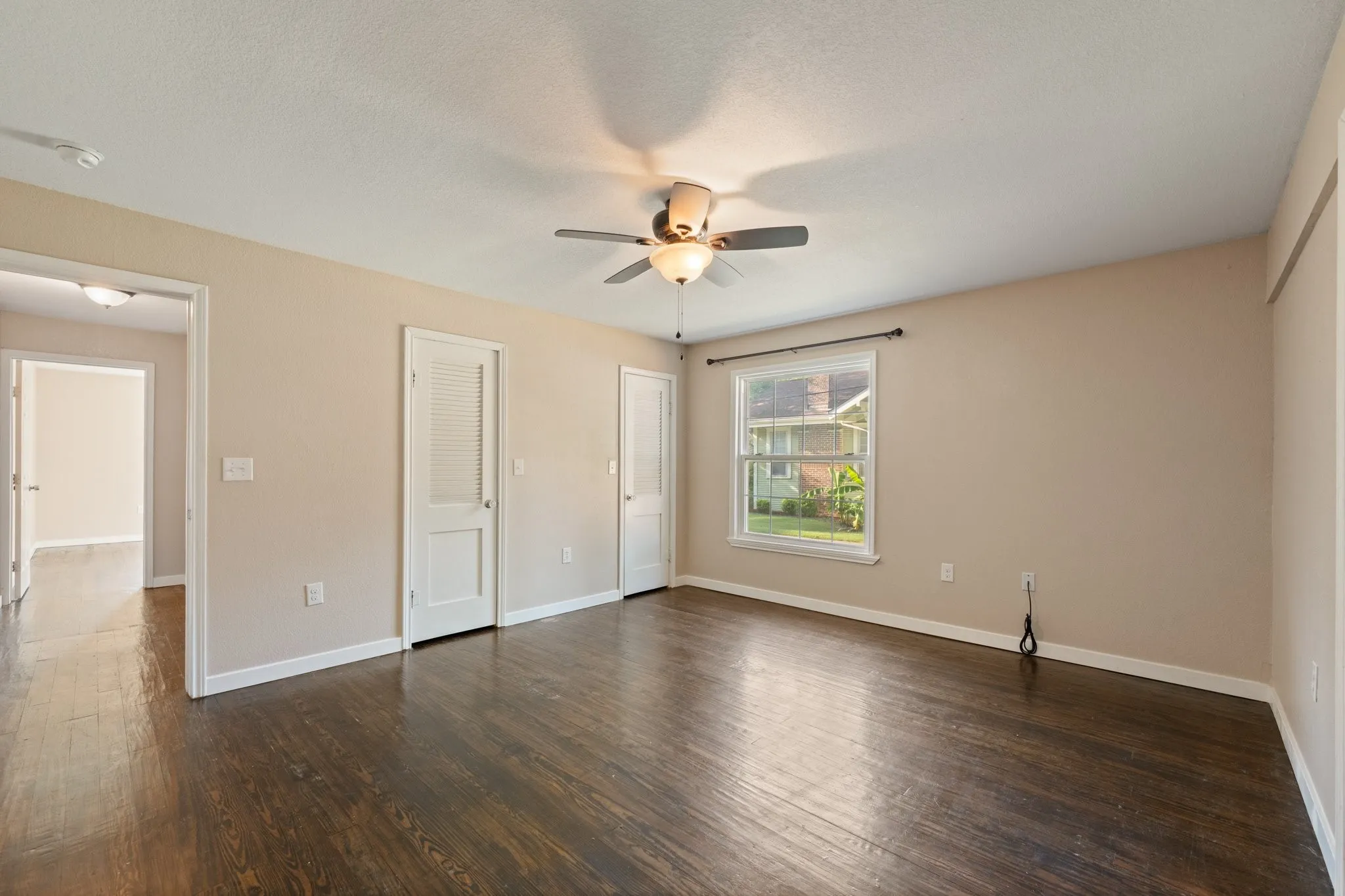 Single Family Residence For Sale in Johnson County , 102 S 4th Street, Grandview, Texas 76050, 2 Bedroom, 2 Bathroom, 1 Garage spaces, 1,424 Sqft, built in 1950, mls#21311441, Real Estate Agent in Grandview, Homes For Sale in Johnson county, Homes For Sale in Grandview, Realtor in Grandview Texas, Real Estate Brokerage Independent Realty Texas, Luminita Cordes Realtor