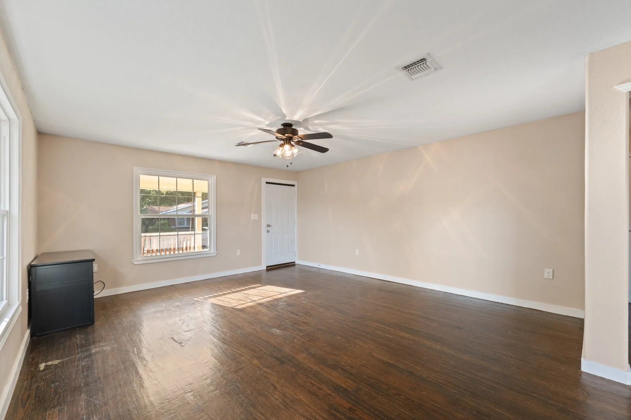 Single Family Residence For Sale in Johnson County , 102 S 4th Street, Grandview, Texas 76050, 2 Bedroom, 2 Bathroom, 1 Garage spaces, 1,424 Sqft, built in 1950, mls#21311441, Real Estate Agent in Grandview, Homes For Sale in Johnson county, Homes For Sale in Grandview, Realtor in Grandview Texas, Real Estate Brokerage Independent Realty Texas, Luminita Cordes Realtor