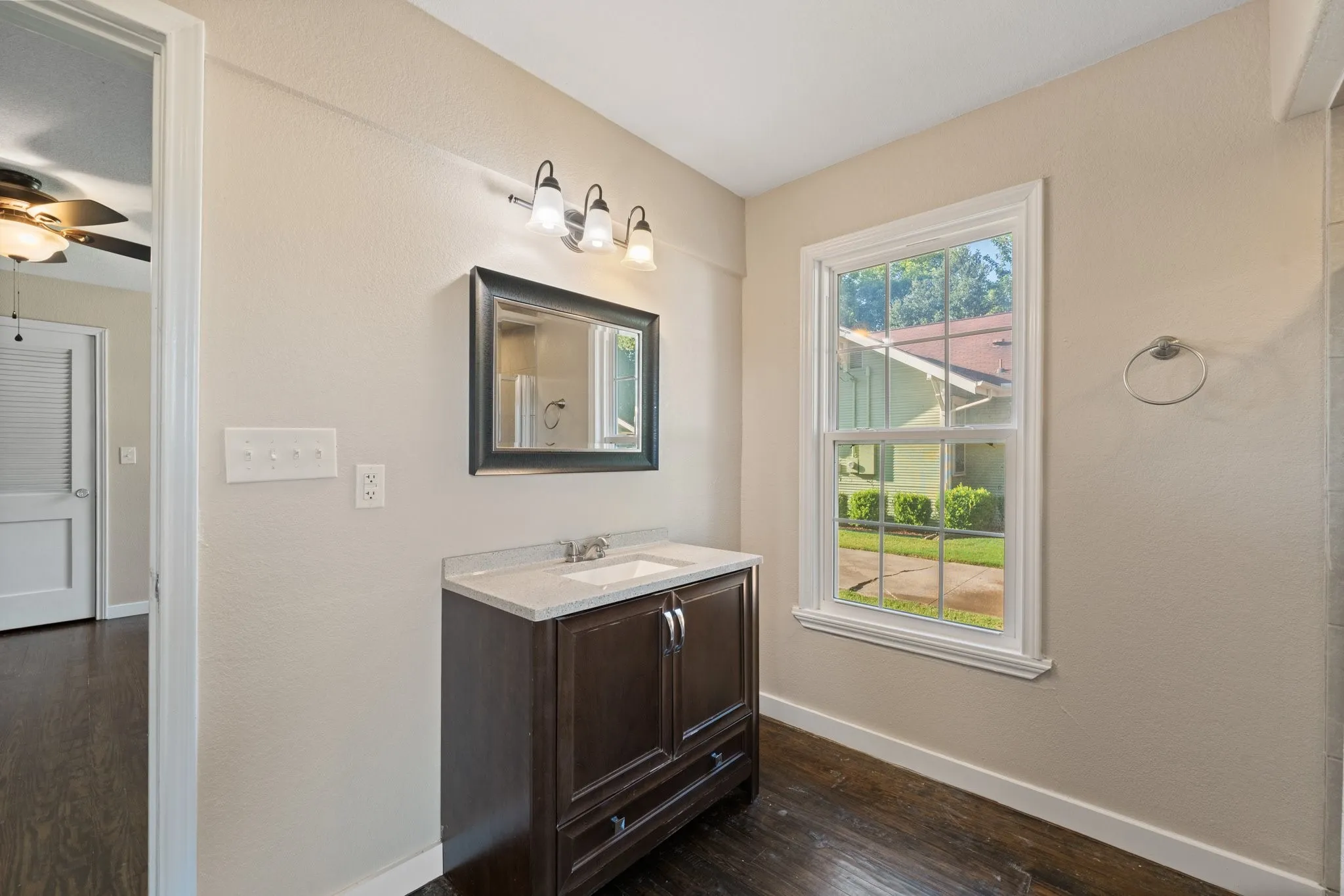 Single Family Residence For Sale in Johnson County , 102 S 4th Street, Grandview, Texas 76050, 2 Bedroom, 2 Bathroom, 1 Garage spaces, 1,424 Sqft, built in 1950, mls#21311441, Real Estate Agent in Grandview, Homes For Sale in Johnson county, Homes For Sale in Grandview, Realtor in Grandview Texas, Real Estate Brokerage Independent Realty Texas, Luminita Cordes Realtor