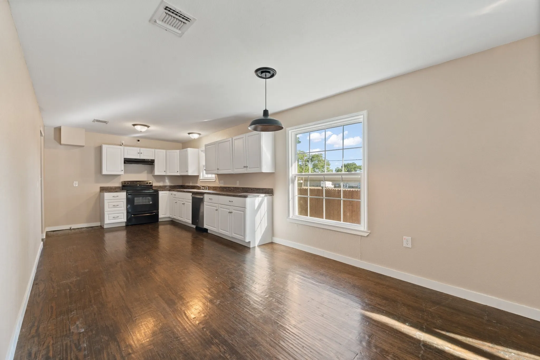 Single Family Residence For Sale in Johnson County , 102 S 4th Street, Grandview, Texas 76050, 2 Bedroom, 2 Bathroom, 1 Garage spaces, 1,424 Sqft, built in 1950, mls#21311441, Real Estate Agent in Grandview, Homes For Sale in Johnson county, Homes For Sale in Grandview, Realtor in Grandview Texas, Real Estate Brokerage Independent Realty Texas, Luminita Cordes Realtor
