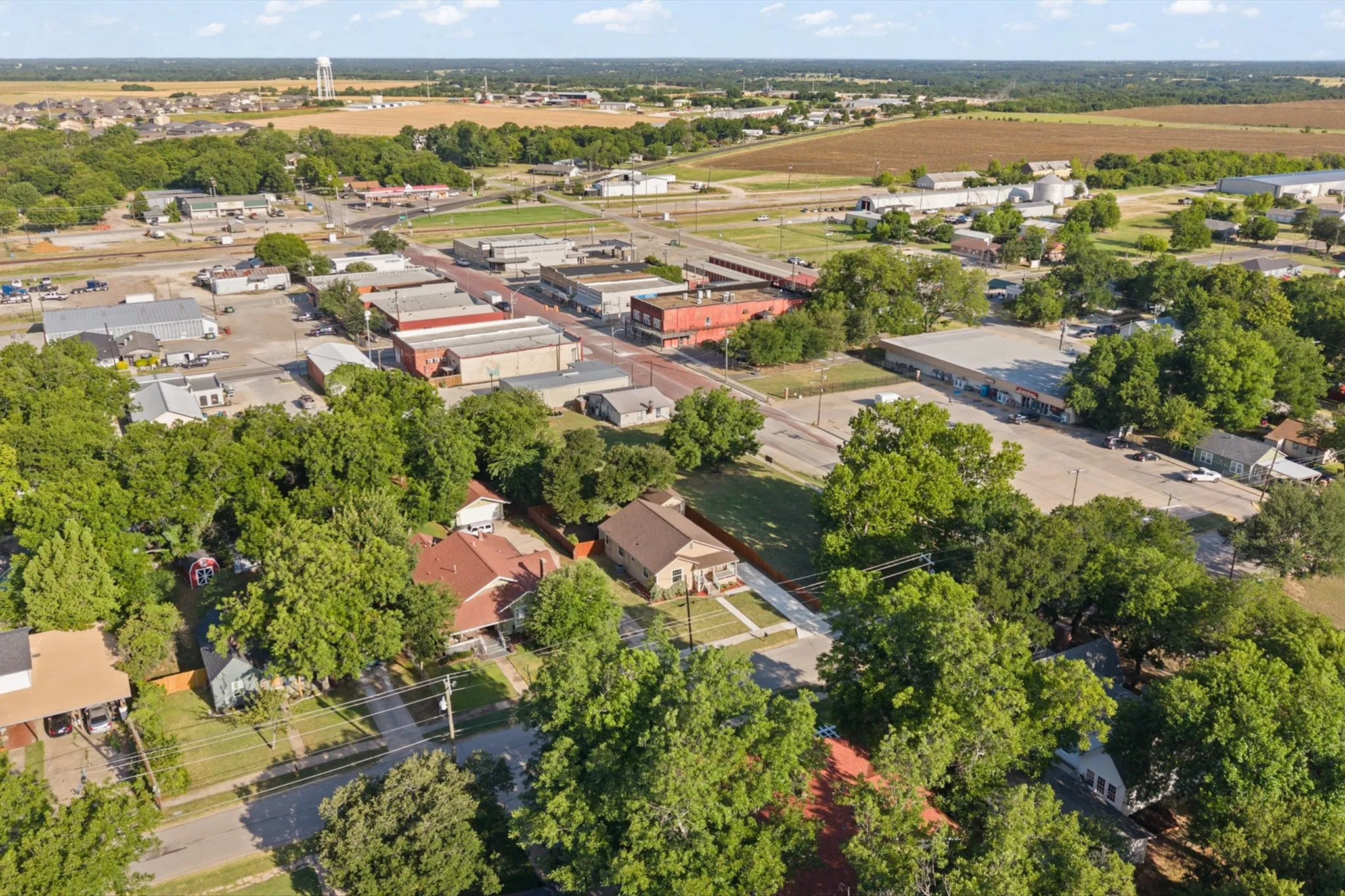 Single Family Residence For Sale in Johnson County , 102 S 4th Street, Grandview, Texas 76050, 2 Bedroom, 2 Bathroom, 1 Garage spaces, 1,424 Sqft, built in 1950, mls#21311441, Real Estate Agent in Grandview, Homes For Sale in Johnson county, Homes For Sale in Grandview, Realtor in Grandview Texas, Real Estate Brokerage Independent Realty Texas, Luminita Cordes Realtor