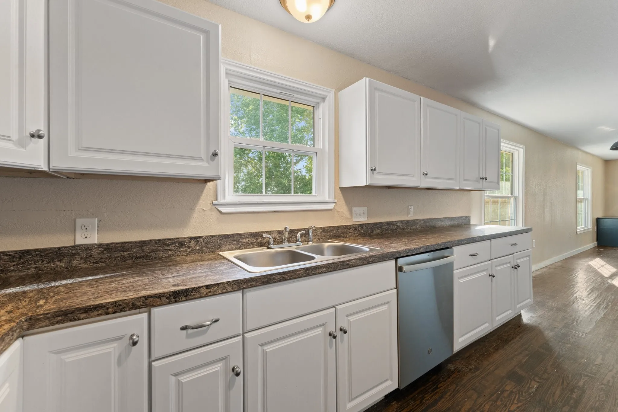 Single Family Residence For Sale in Johnson County , 102 S 4th Street, Grandview, Texas 76050, 2 Bedroom, 2 Bathroom, 1 Garage spaces, 1,424 Sqft, built in 1950, mls#21311441, Real Estate Agent in Grandview, Homes For Sale in Johnson county, Homes For Sale in Grandview, Realtor in Grandview Texas, Real Estate Brokerage Independent Realty Texas, Luminita Cordes Realtor
