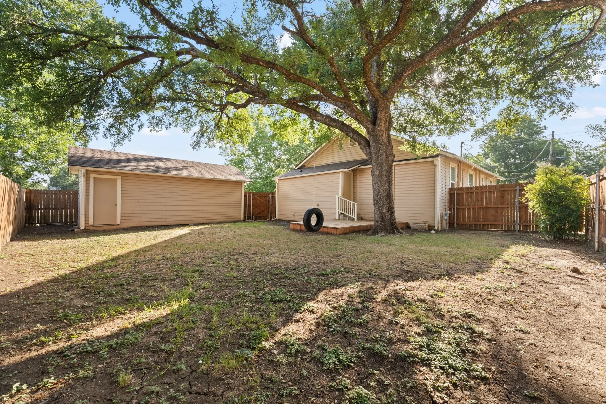 Single Family Residence For Sale in Johnson County , 102 S 4th Street, Grandview, Texas 76050, 2 Bedroom, 2 Bathroom, 1 Garage spaces, 1,424 Sqft, built in 1950, mls#21311441, Real Estate Agent in Grandview, Homes For Sale in Johnson county, Homes For Sale in Grandview, Realtor in Grandview Texas, Real Estate Brokerage Independent Realty Texas, Luminita Cordes Realtor