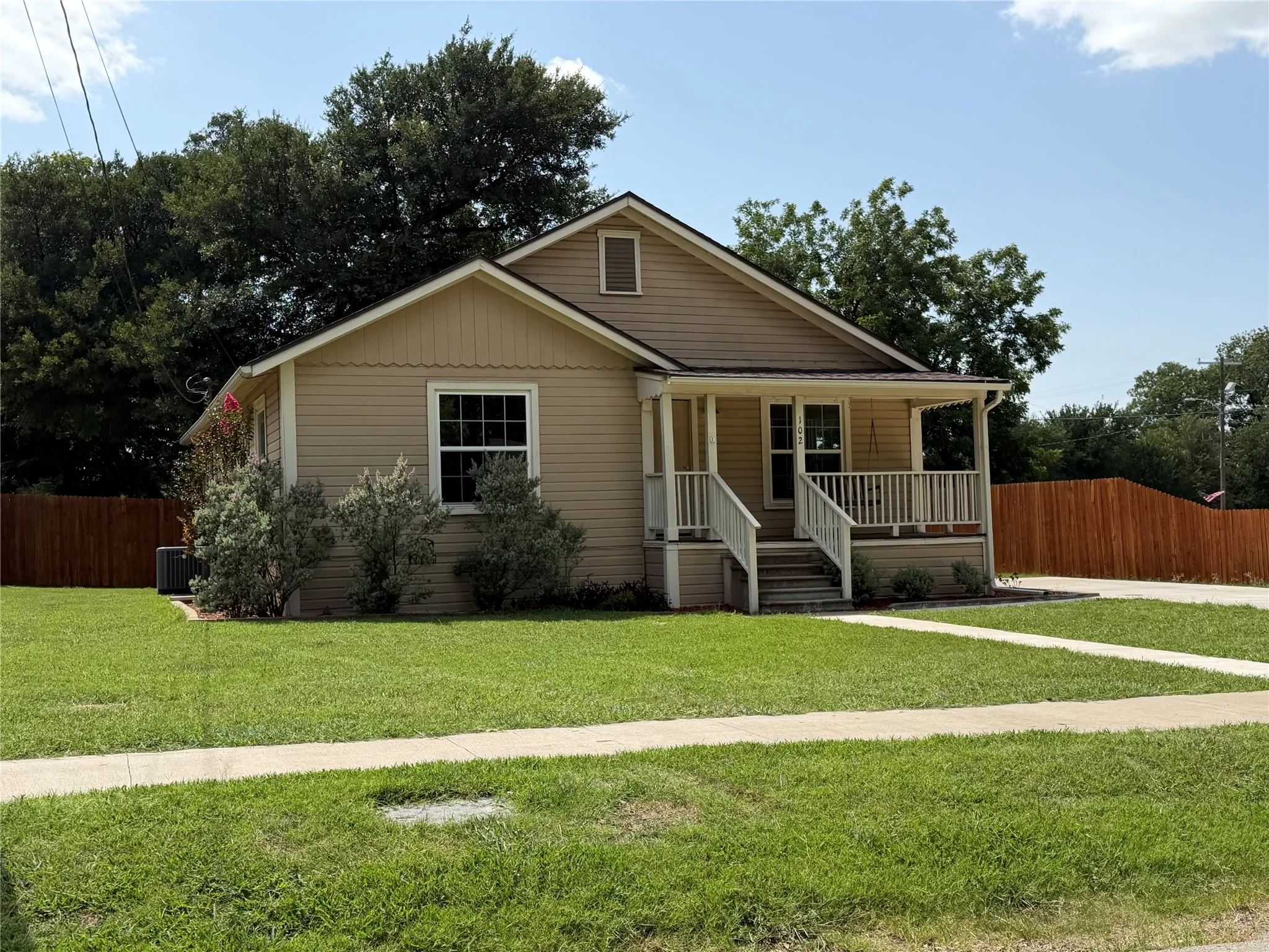 Single Family Residence For Sale in Johnson County , 102 S 4th Street, Grandview, Texas 76050, 2 Bedroom, 2 Bathroom, 1 Garage spaces, 1,424 Sqft, built in 1950, mls#21311441, Real Estate Agent in Grandview, Homes For Sale in Johnson county, Homes For Sale in Grandview, Realtor in Grandview Texas, Real Estate Brokerage Independent Realty Texas, Luminita Cordes Realtor