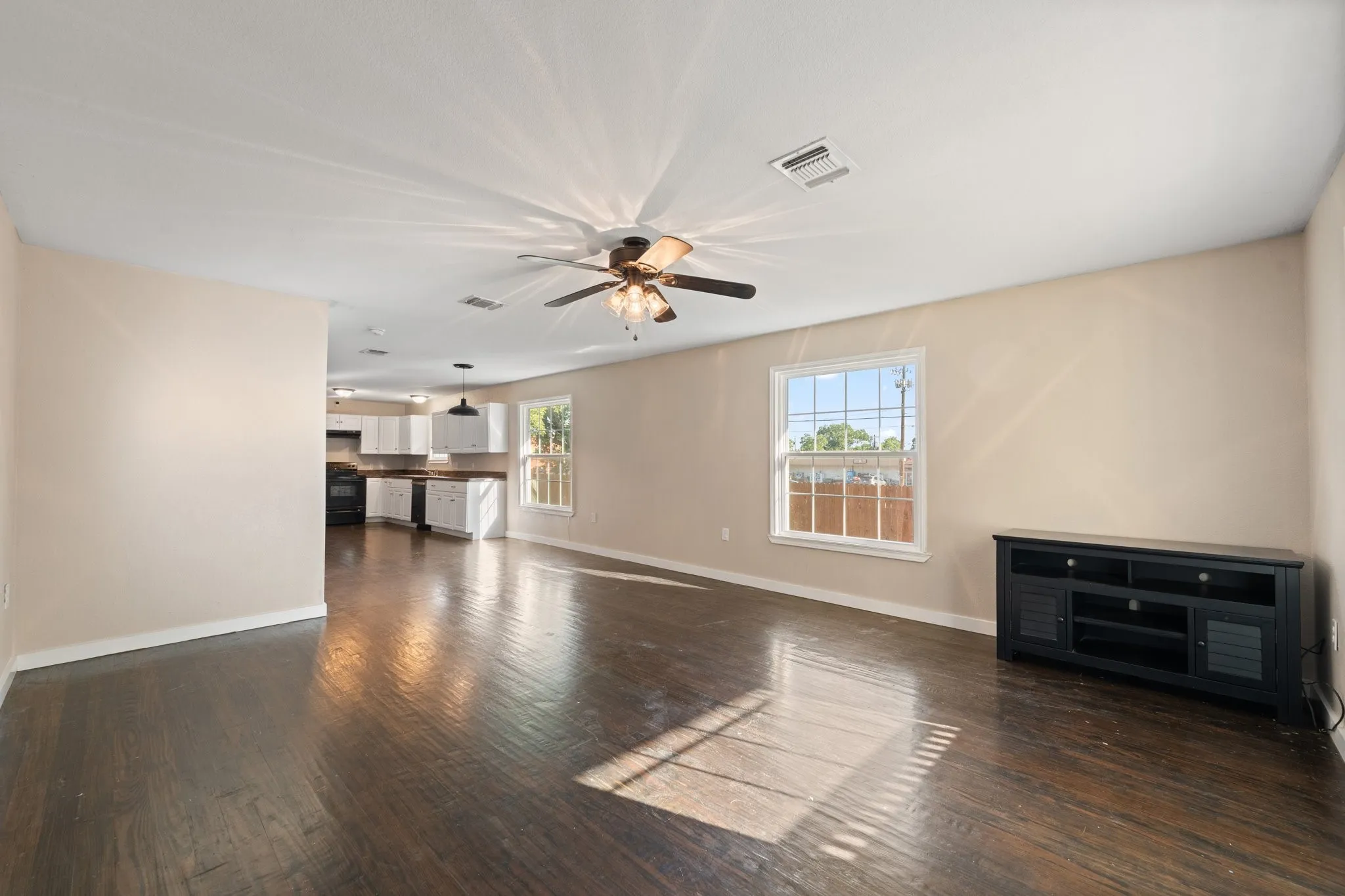 Single Family Residence For Sale in Johnson County , 102 S 4th Street, Grandview, Texas 76050, 2 Bedroom, 2 Bathroom, 1 Garage spaces, 1,424 Sqft, built in 1950, mls#21311441, Real Estate Agent in Grandview, Homes For Sale in Johnson county, Homes For Sale in Grandview, Realtor in Grandview Texas, Real Estate Brokerage Independent Realty Texas, Luminita Cordes Realtor
