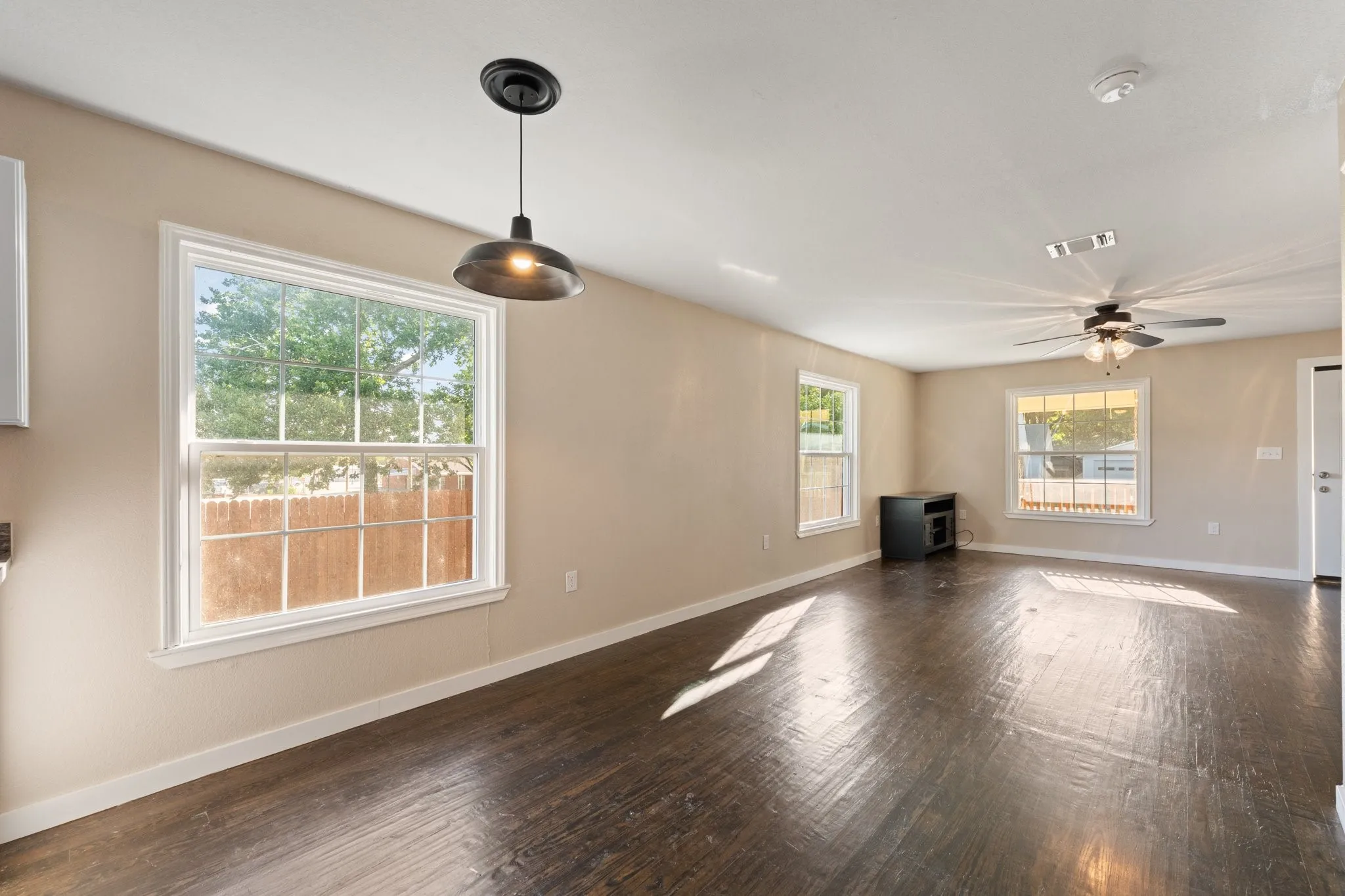 Single Family Residence For Sale in Johnson County , 102 S 4th Street, Grandview, Texas 76050, 2 Bedroom, 2 Bathroom, 1 Garage spaces, 1,424 Sqft, built in 1950, mls#21311441, Real Estate Agent in Grandview, Homes For Sale in Johnson county, Homes For Sale in Grandview, Realtor in Grandview Texas, Real Estate Brokerage Independent Realty Texas, Luminita Cordes Realtor