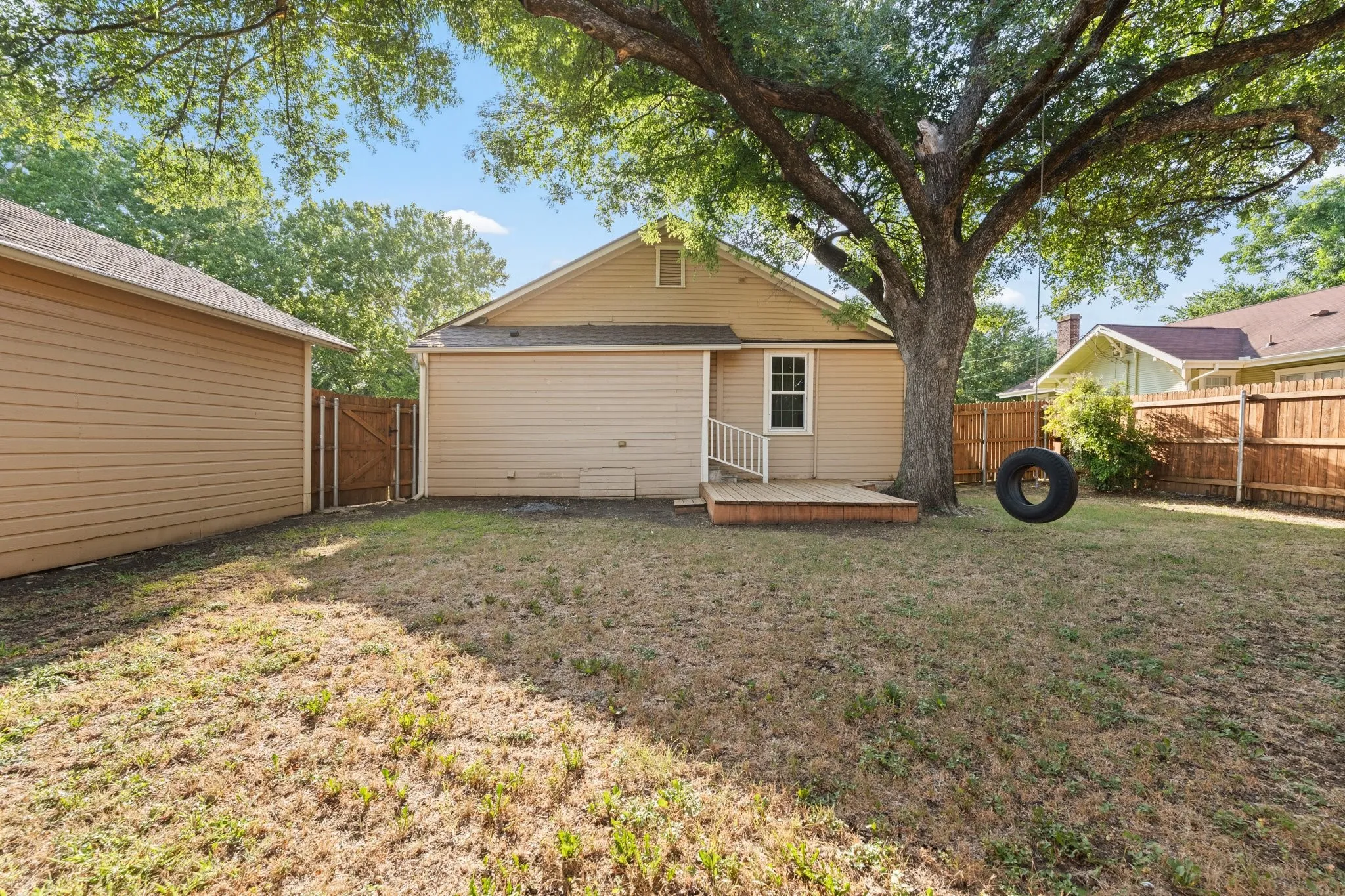 Single Family Residence For Sale in Johnson County , 102 S 4th Street, Grandview, Texas 76050, 2 Bedroom, 2 Bathroom, 1 Garage spaces, 1,424 Sqft, built in 1950, mls#21311441, Real Estate Agent in Grandview, Homes For Sale in Johnson county, Homes For Sale in Grandview, Realtor in Grandview Texas, Real Estate Brokerage Independent Realty Texas, Luminita Cordes Realtor