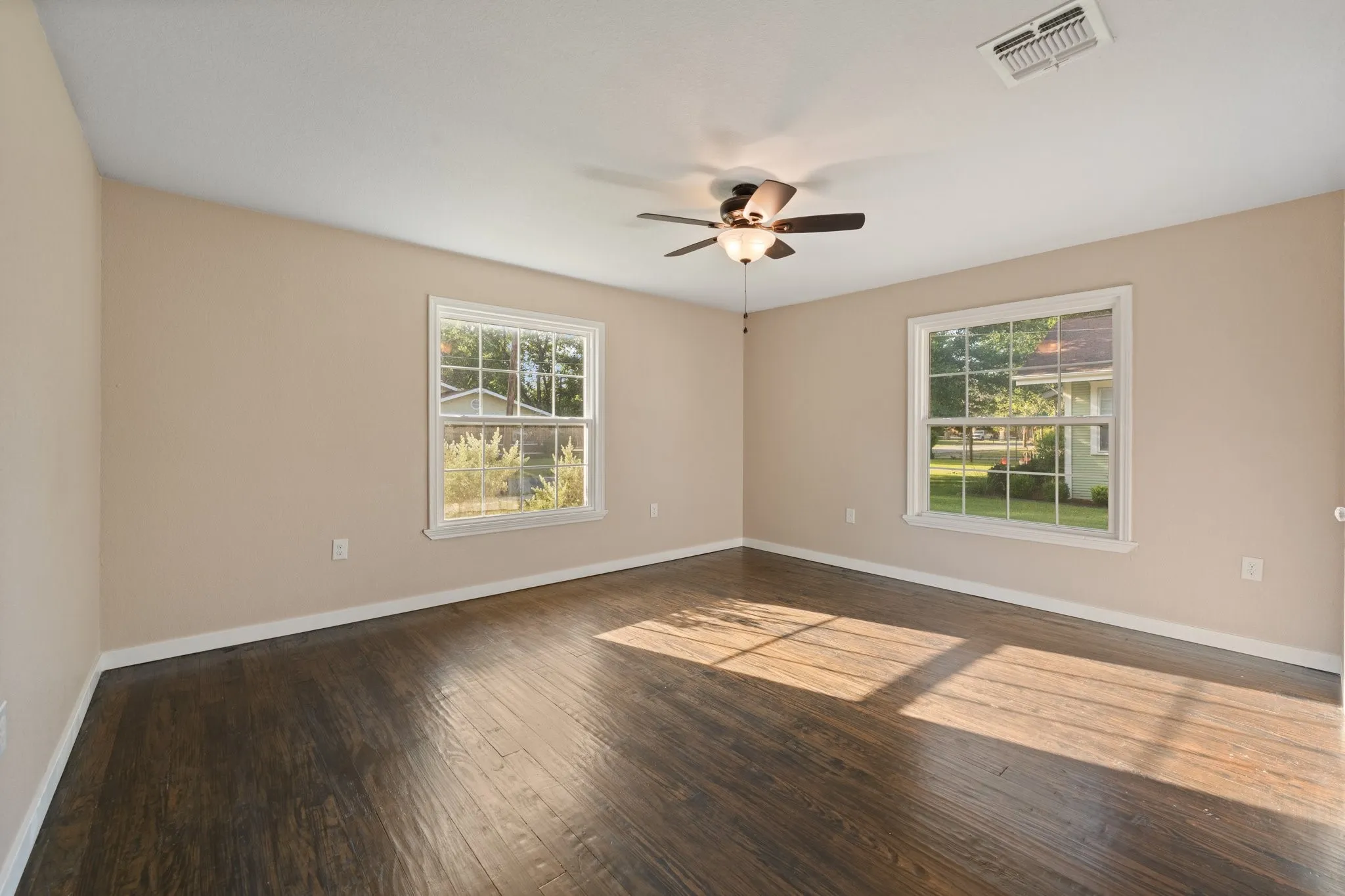 Single Family Residence For Sale in Johnson County , 102 S 4th Street, Grandview, Texas 76050, 2 Bedroom, 2 Bathroom, 1 Garage spaces, 1,424 Sqft, built in 1950, mls#21311441, Real Estate Agent in Grandview, Homes For Sale in Johnson county, Homes For Sale in Grandview, Realtor in Grandview Texas, Real Estate Brokerage Independent Realty Texas, Luminita Cordes Realtor