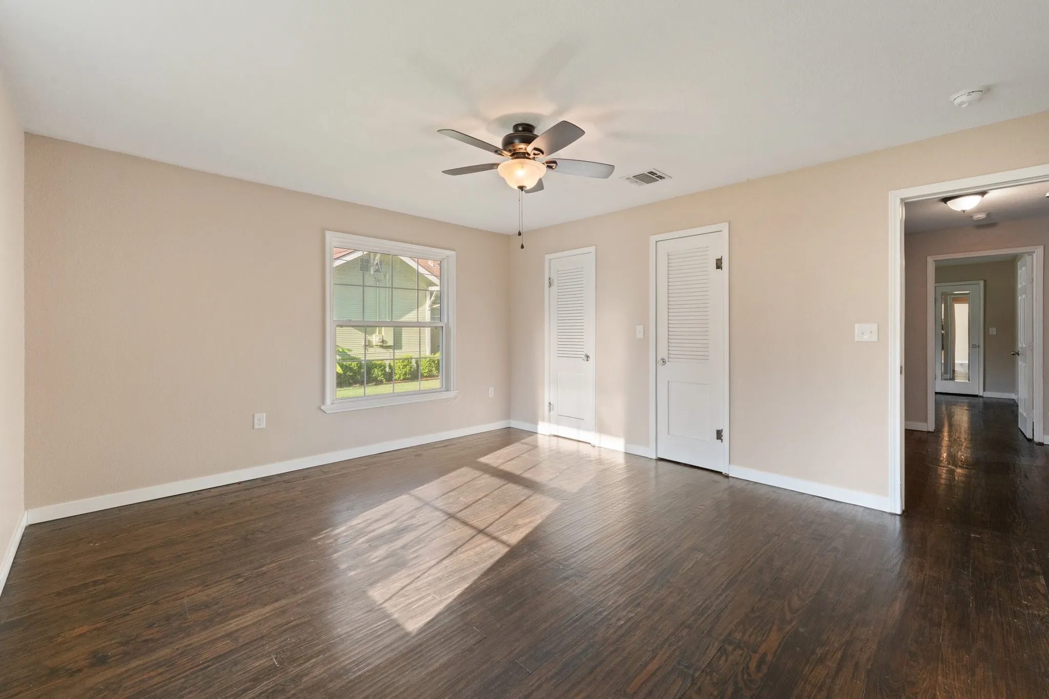 Single Family Residence For Sale in Johnson County , 102 S 4th Street, Grandview, Texas 76050, 2 Bedroom, 2 Bathroom, 1 Garage spaces, 1,424 Sqft, built in 1950, mls#21311441, Real Estate Agent in Grandview, Homes For Sale in Johnson county, Homes For Sale in Grandview, Realtor in Grandview Texas, Real Estate Brokerage Independent Realty Texas, Luminita Cordes Realtor