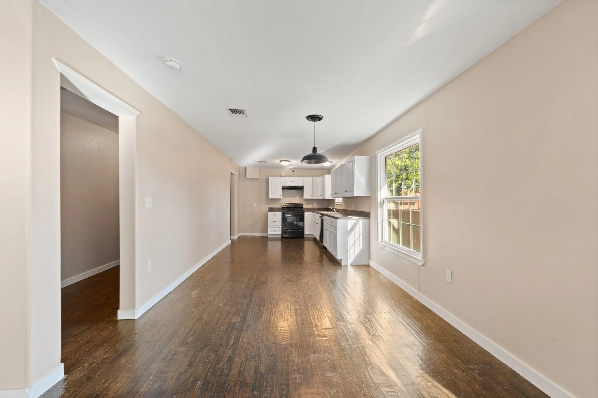 Single Family Residence For Sale in Johnson County , 102 S 4th Street, Grandview, Texas 76050, 2 Bedroom, 2 Bathroom, 1 Garage spaces, 1,424 Sqft, built in 1950, mls#21311441, Real Estate Agent in Grandview, Homes For Sale in Johnson county, Homes For Sale in Grandview, Realtor in Grandview Texas, Real Estate Brokerage Independent Realty Texas, Luminita Cordes Realtor